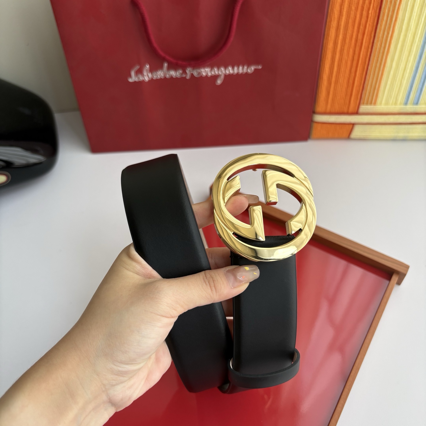 Gucci精品小牛皮面原版树膏沙底，搭配新款双G亮面扣，宽4.0cm，时尚大方，典雅别致。