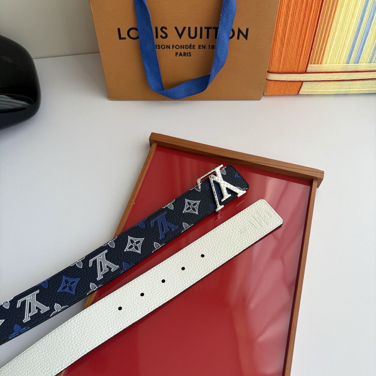 Lv当季新款系列可翻转腰带将经典元素与不寻常的创意相结合。一面进口牛皮压花丝印，一面灰白的牛皮，双面可用