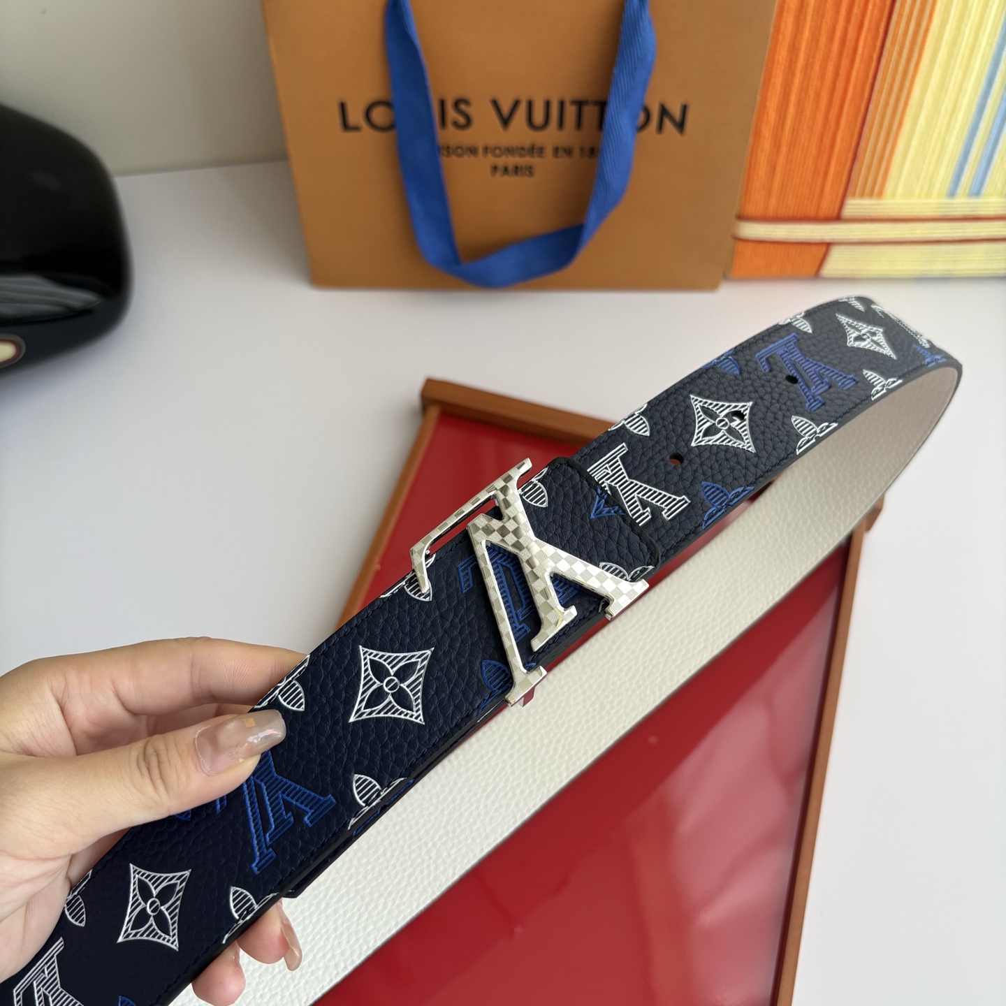 Lv当季新款系列可翻转腰带将经典元素与不寻常的创意相结合。一面进口牛皮压花丝印，一面灰白的牛皮，双面可用