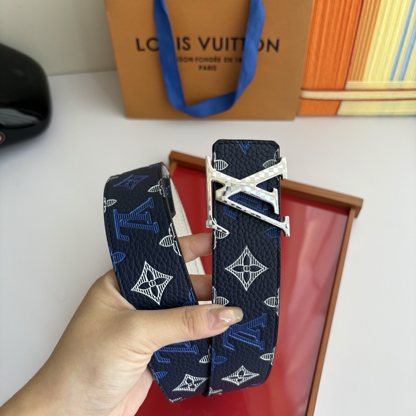 Lv当季新款系列可翻转腰带将经典元素与不寻常的创意相结合。一面进口牛皮压花丝印，一面灰白的牛皮，双面可用