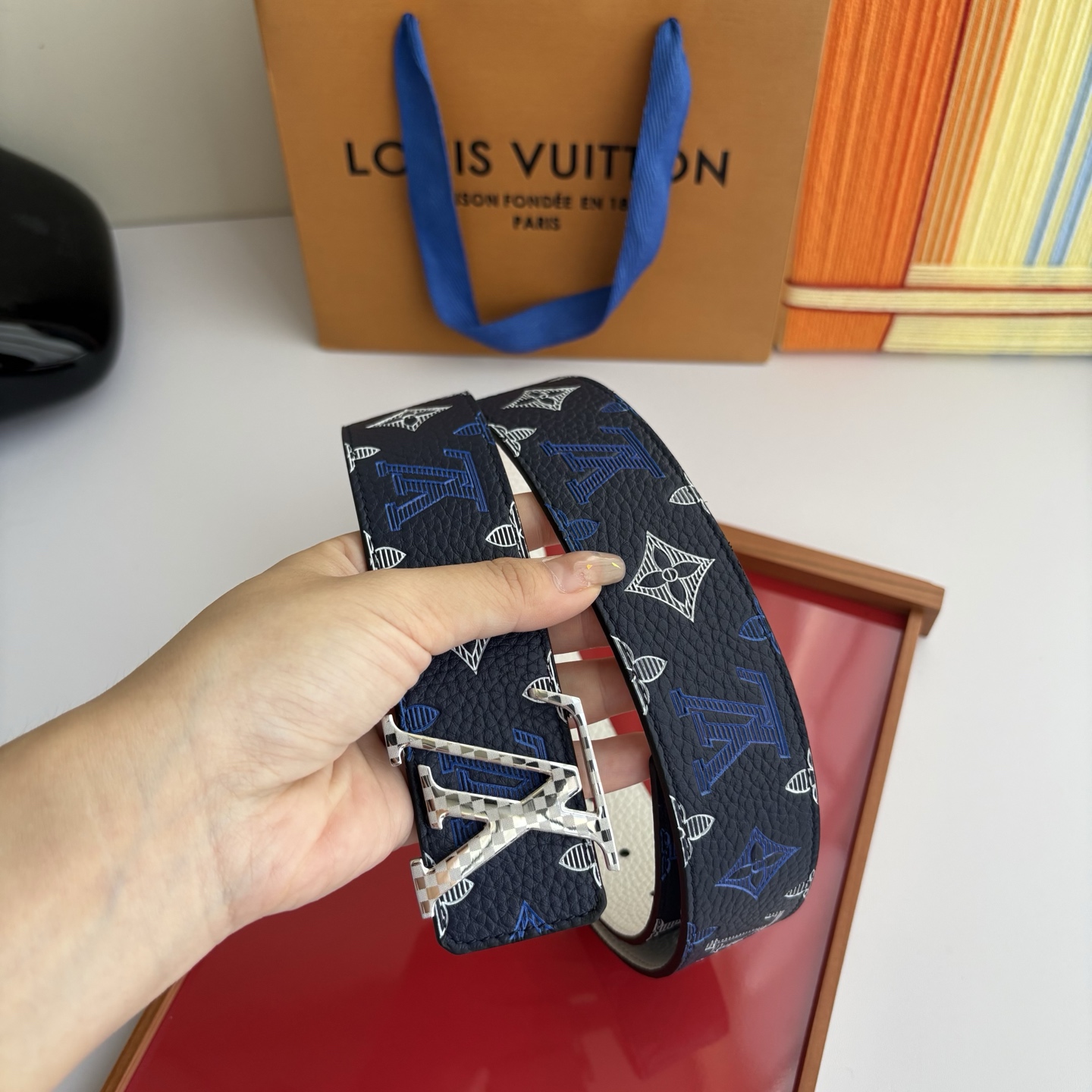 Lv当季新款系列可翻转腰带将经典元素与不寻常的创意相结合。一面进口牛皮压花丝印，一面灰白的牛皮，双面可用