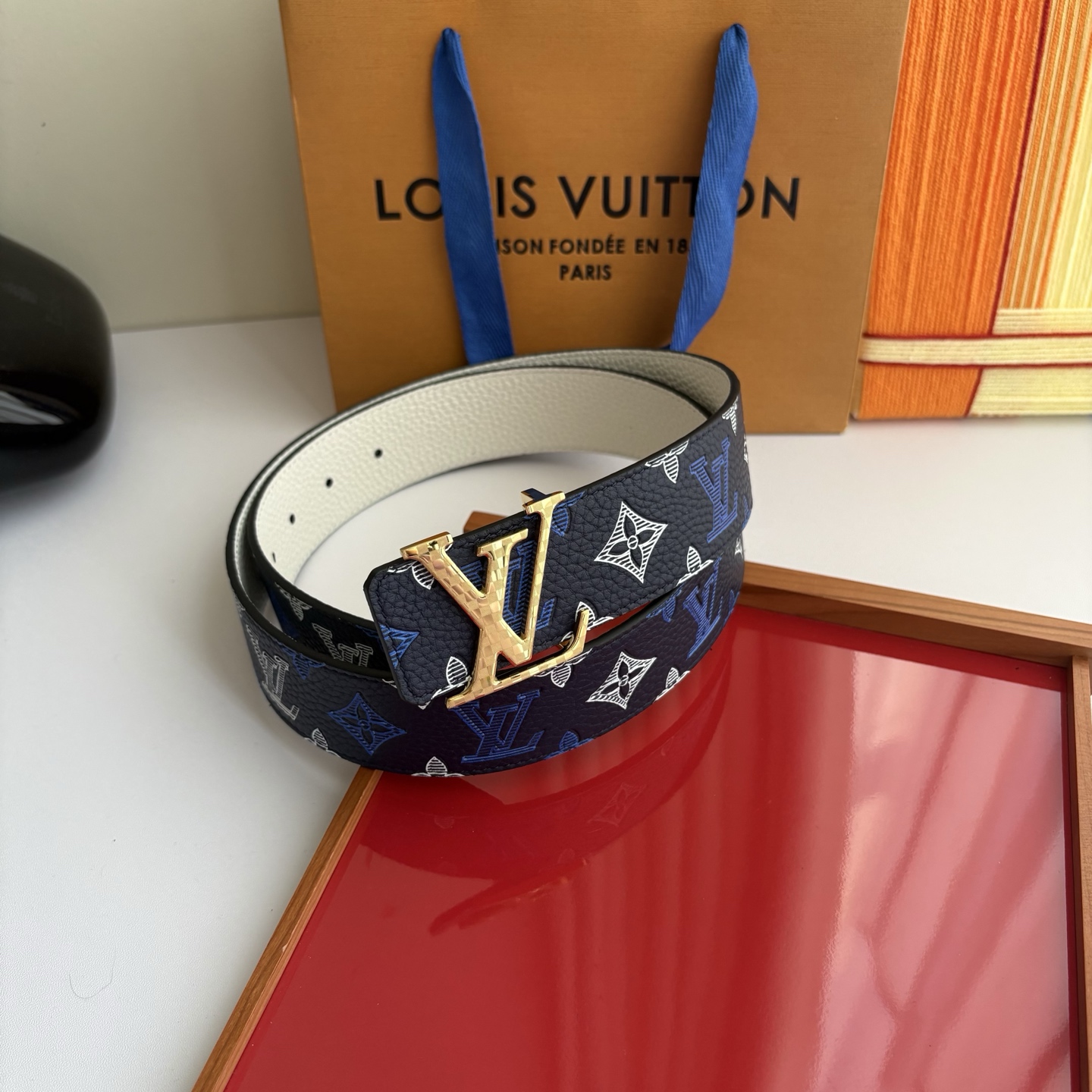 Lv当季新款系列可翻转腰带将经典元素与不寻常的创意相结合。一面进口牛皮压花丝印，一面灰白的牛皮，双面可用
