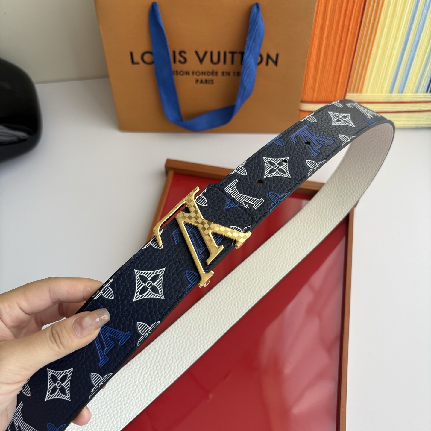 Lv当季新款系列可翻转腰带将经典元素与不寻常的创意相结合。一面进口牛皮压花丝印，一面灰白的牛皮，双面可用