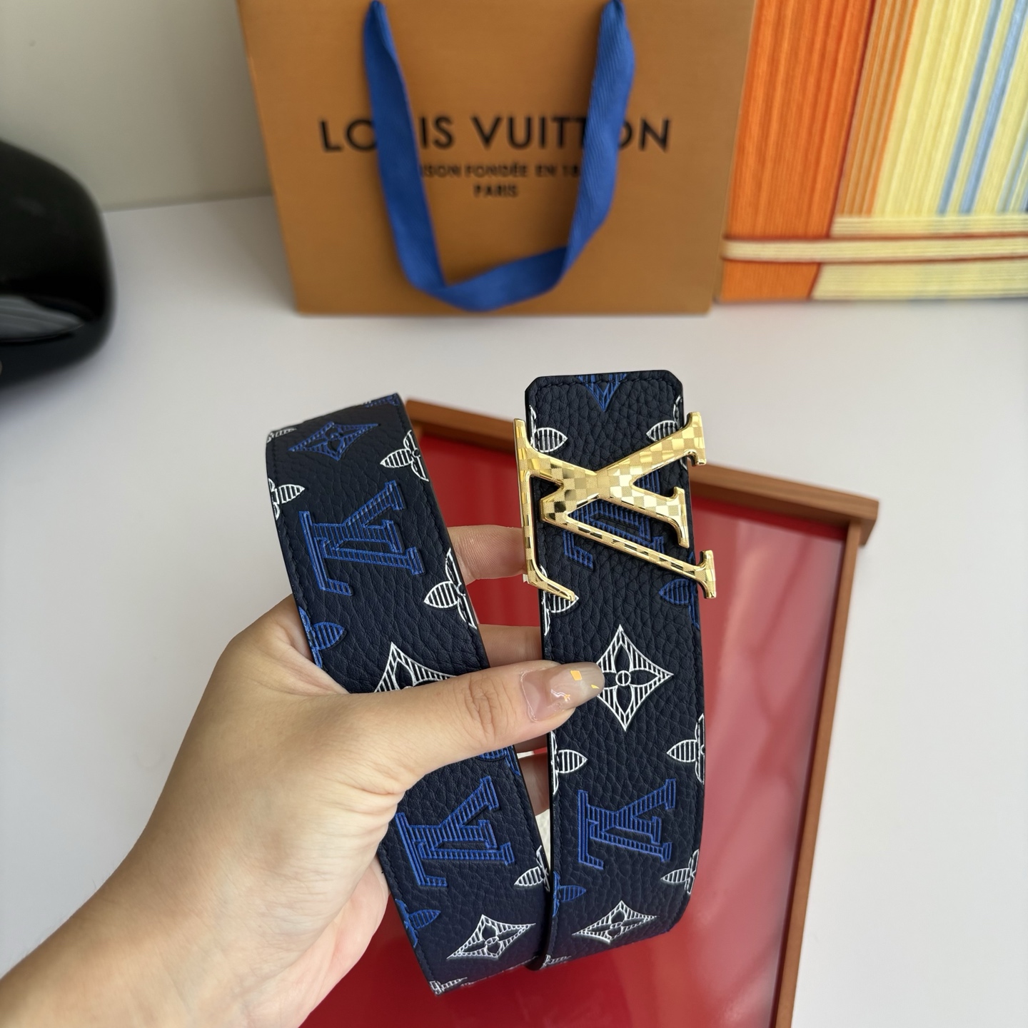 Lv当季新款系列可翻转腰带将经典元素与不寻常的创意相结合。一面进口牛皮压花丝印，一面灰白的牛皮，双面可用
