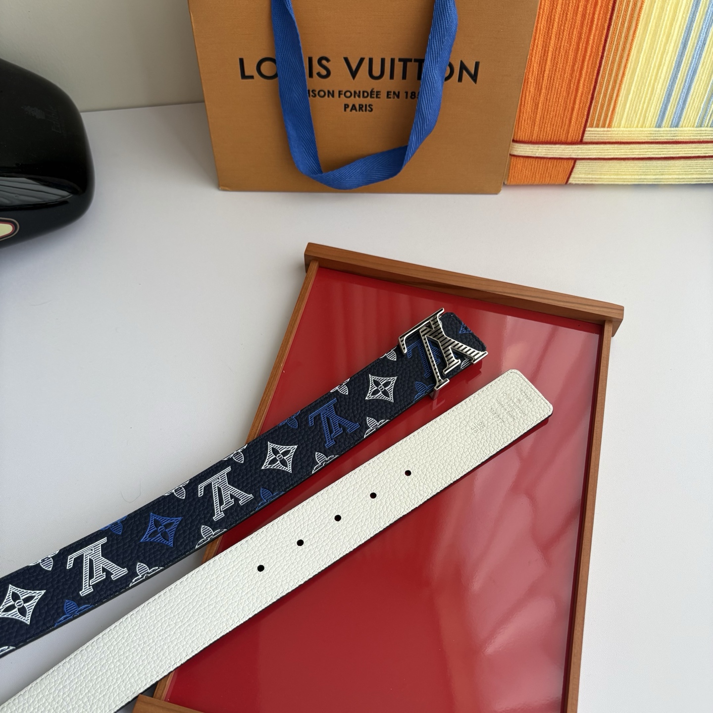 Lv当季新款系列可翻转腰带将经典元素与不寻常的创意相结合。一面进口牛皮压花丝印，一面灰白的牛皮，双面可用