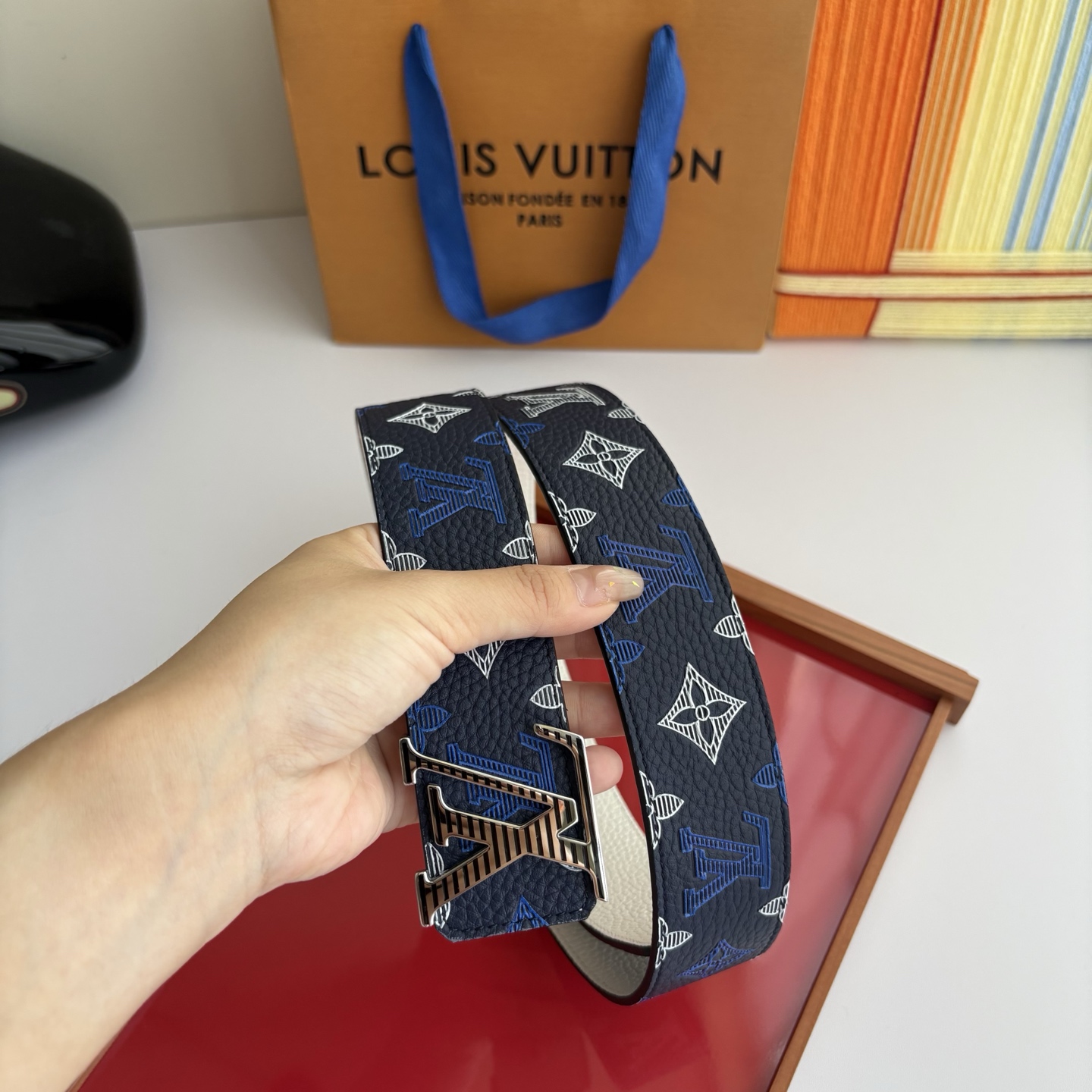 Lv当季新款系列可翻转腰带将经典元素与不寻常的创意相结合。一面进口牛皮压花丝印，一面灰白的牛皮，双面可用