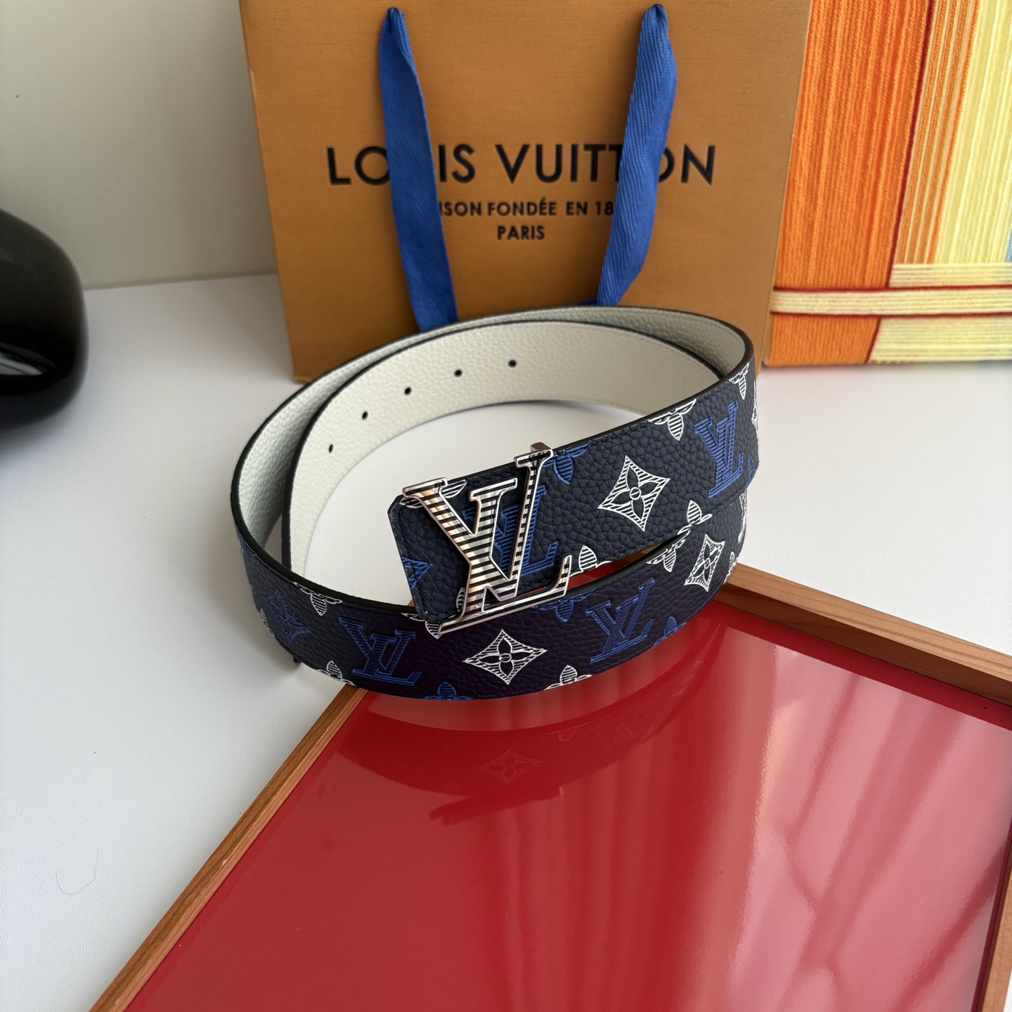Lv当季新款系列可翻转腰带将经典元素与不寻常的创意相结合。一面进口牛皮压花丝印，一面灰白的牛皮，双面可用