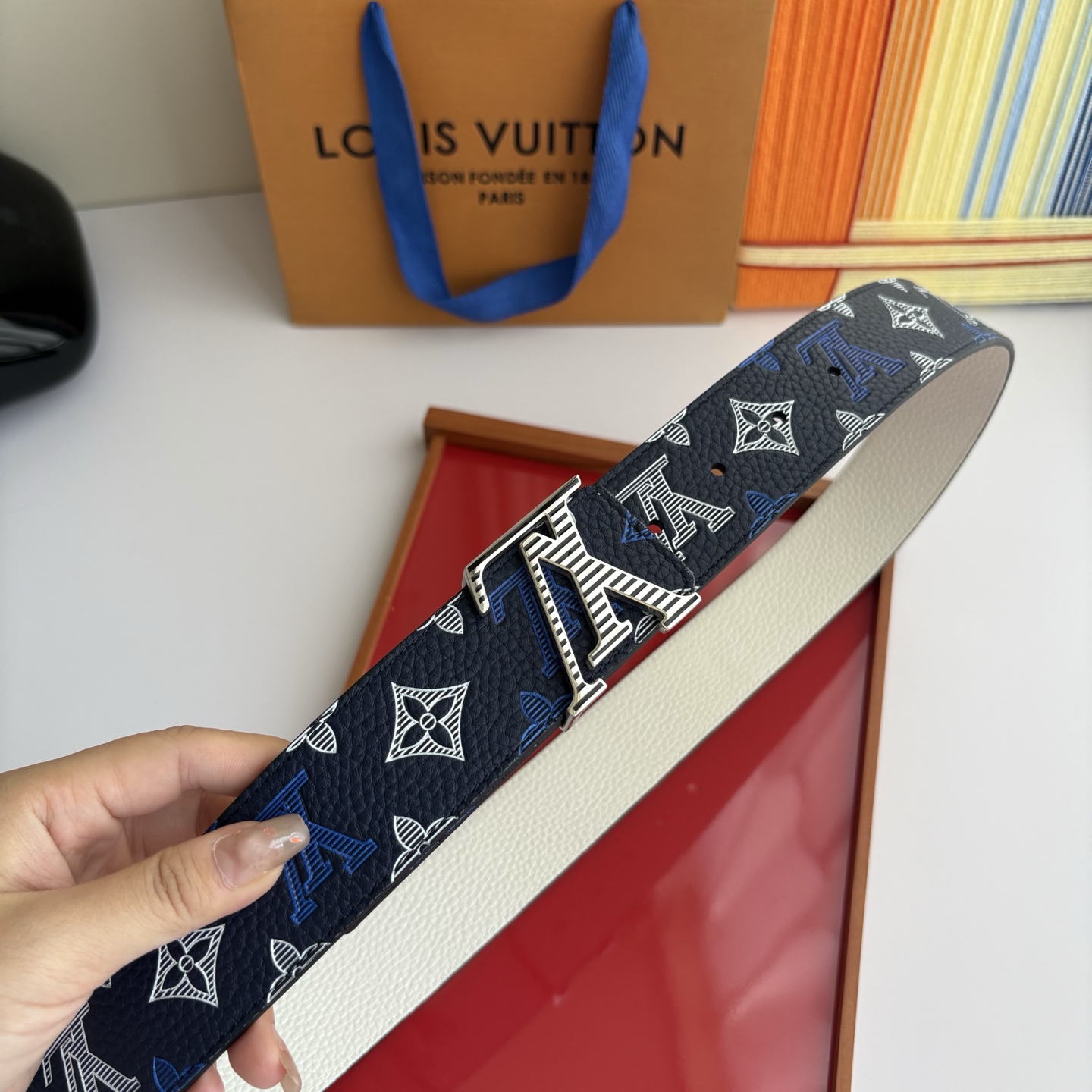 Lv当季新款系列可翻转腰带将经典元素与不寻常的创意相结合。一面进口牛皮压花丝印，一面灰白的牛皮，双面可用