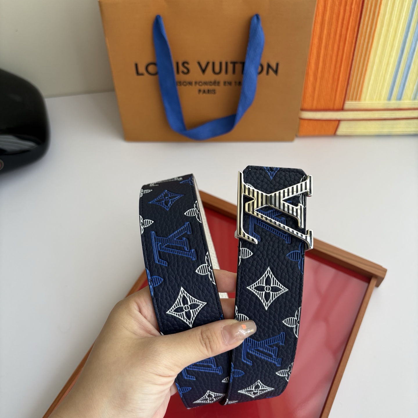 Lv当季新款系列可翻转腰带将经典元素与不寻常的创意相结合。一面进口牛皮压花丝印，一面灰白的牛皮，双面可用