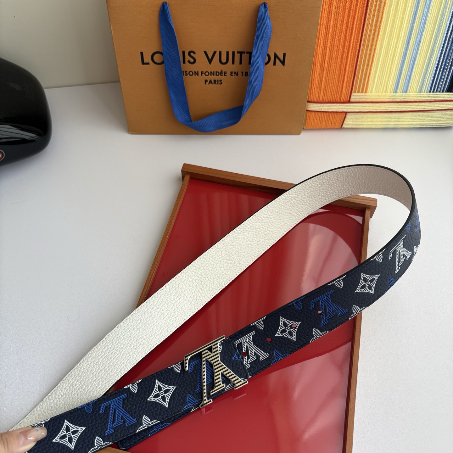 Lv当季新款系列可翻转腰带将经典元素与不寻常的创意相结合。一面进口牛皮压花丝印，一面灰白的牛皮，双面可用