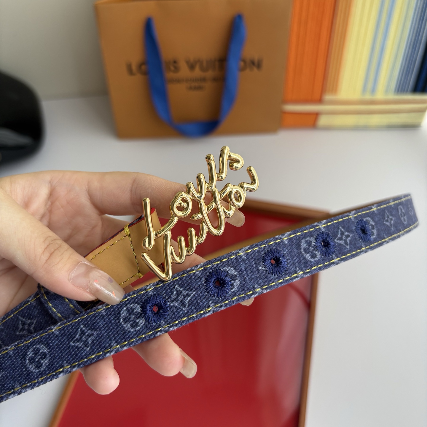 Lv当季新款牛仔篮Monogram 帆布材质，复古做旧的老花印花搭配另一面树膏进口牛皮，也可作为装饰腰带