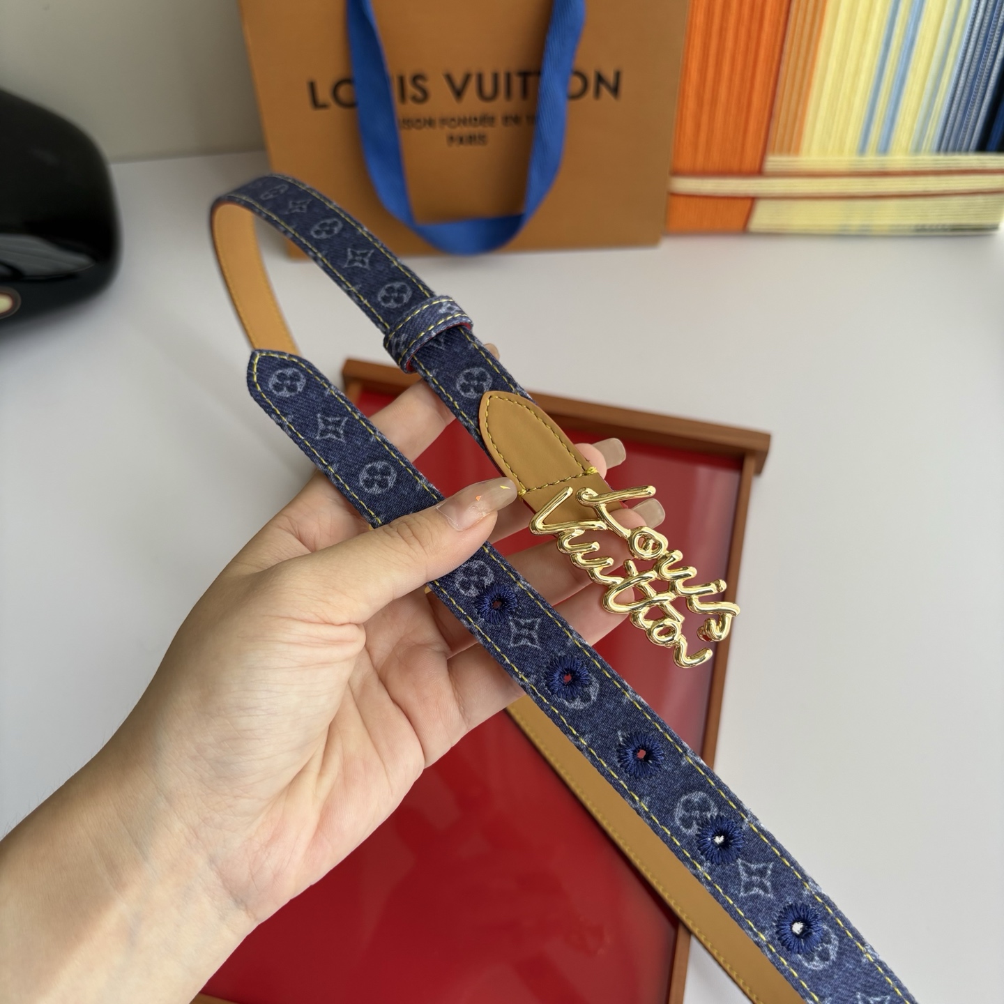 Lv当季新款牛仔篮Monogram 帆布材质，复古做旧的老花印花搭配另一面树膏进口牛皮，也可作为装饰腰带