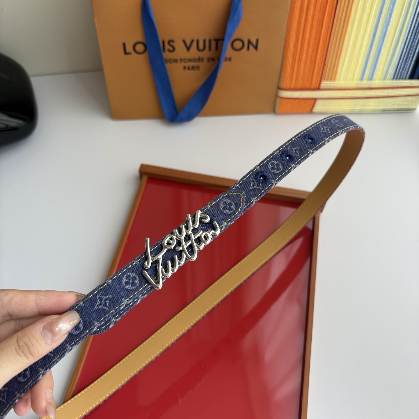 Lv当季新款牛仔篮Monogram 帆布材质，复古做旧的老花印花搭配另一面树膏进口牛皮，也可作为装饰腰带