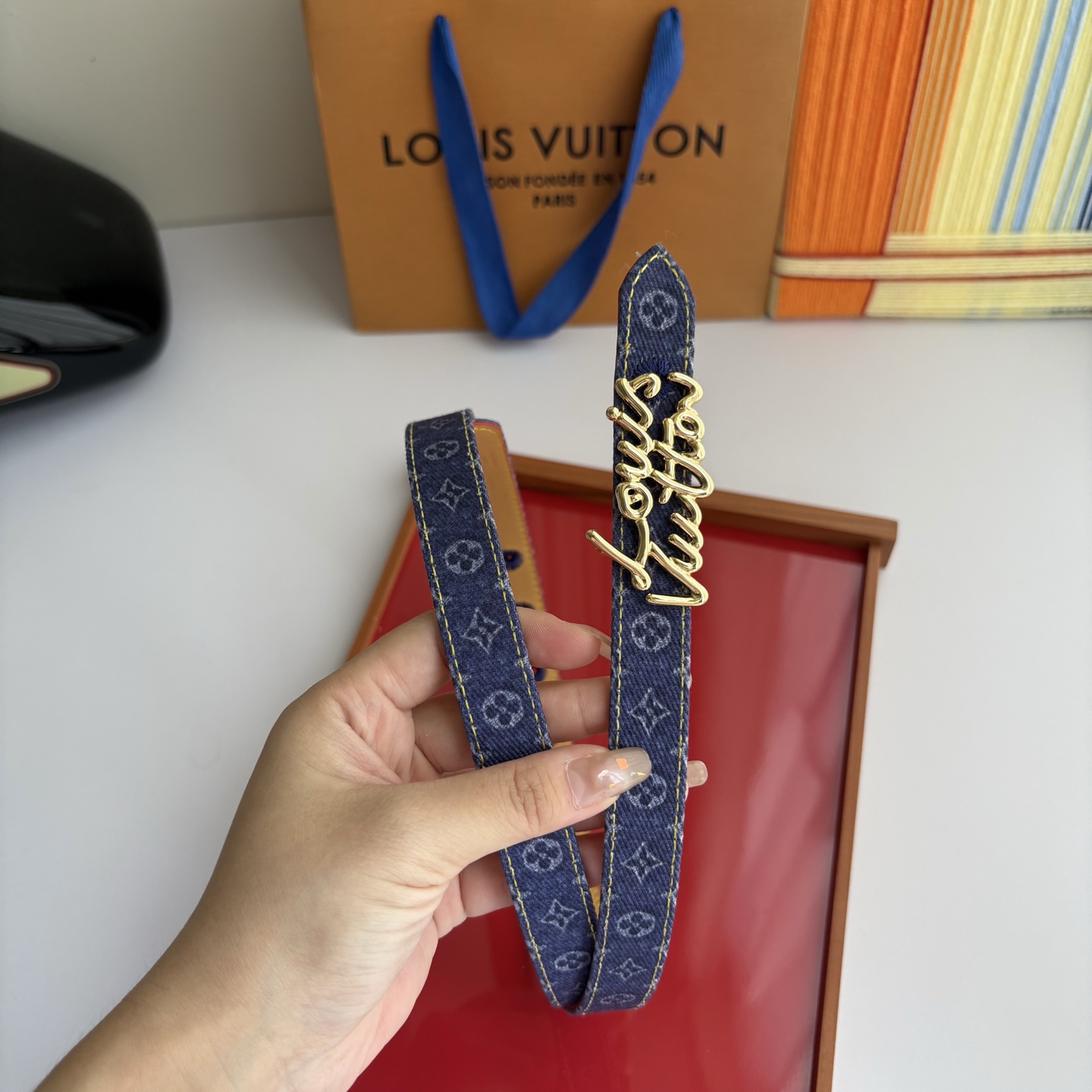 Lv当季新款牛仔篮Monogram 帆布材质，复古做旧的老花印花搭配另一面树膏进口牛皮，也可作为装饰腰带