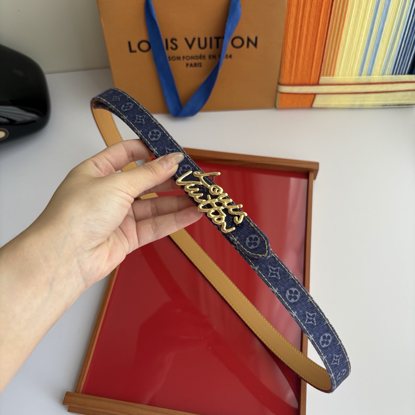 Lv当季新款牛仔篮Monogram 帆布材质，复古做旧的老花印花搭配另一面树膏进口牛皮，也可作为装饰腰带
