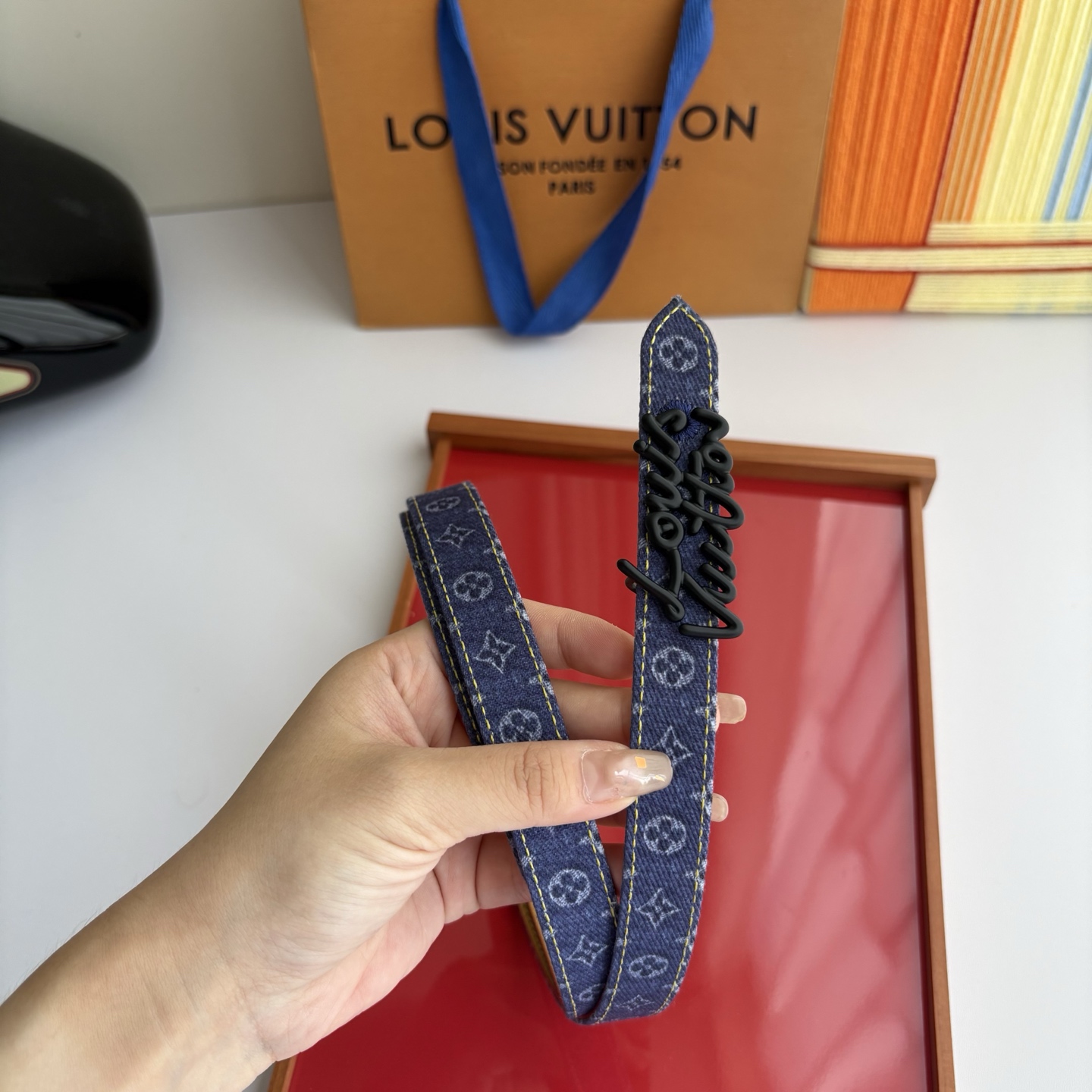 Lv当季新款牛仔篮Monogram 帆布材质，复古做旧的老花印花搭配另一面树膏进口牛皮，也可作为装饰腰带