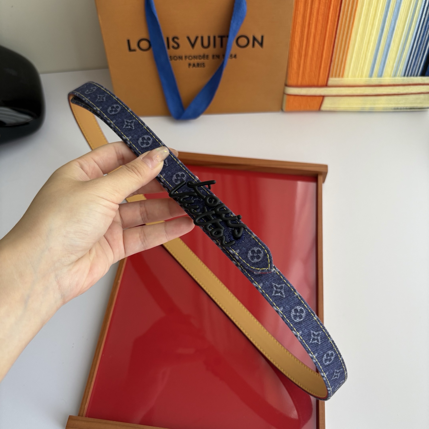 Lv当季新款牛仔篮Monogram 帆布材质，复古做旧的老花印花搭配另一面树膏进口牛皮，也可作为装饰腰带