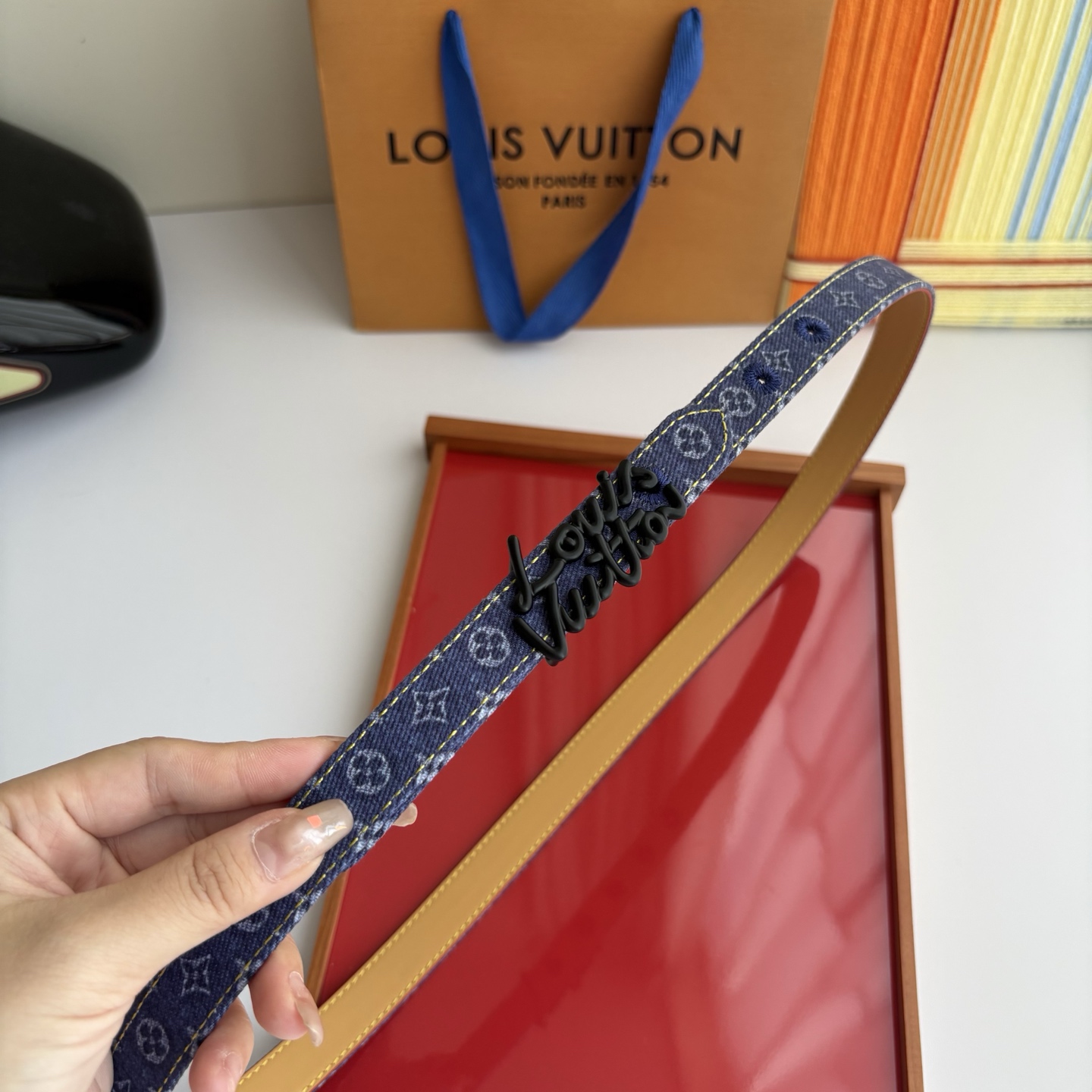 Lv当季新款牛仔篮Monogram 帆布材质，复古做旧的老花印花搭配另一面树膏进口牛皮，也可作为装饰腰带