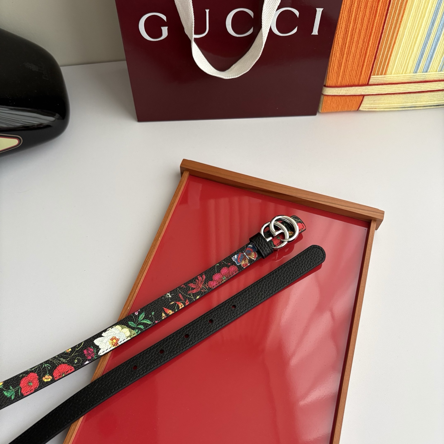 Gucci 经典原单品质，花卉系列印花面搭配荔枝纹底，纯铜精品挂扣，两面可用，细节看图，实物拍摄，高端奢