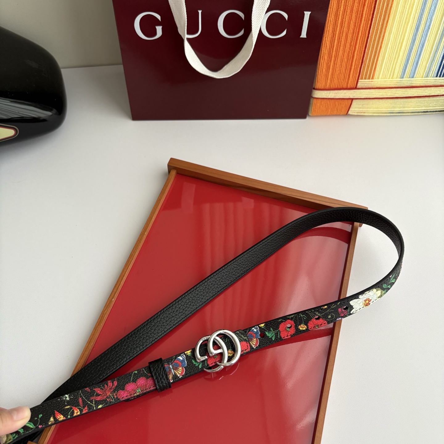 Gucci 经典原单品质，花卉系列印花面搭配荔枝纹底，纯铜精品挂扣，两面可用，细节看图，实物拍摄，高端奢