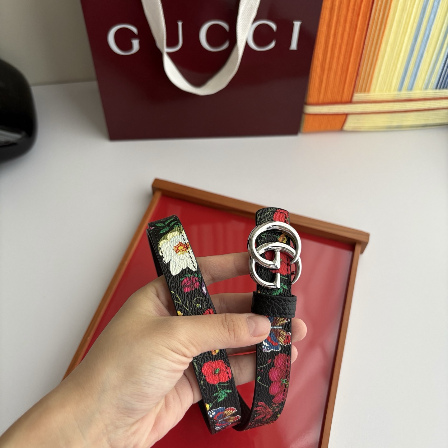 Gucci 经典原单品质，花卉系列印花面搭配荔枝纹底，纯铜精品挂扣，两面可用，细节看图，实物拍摄，高端奢