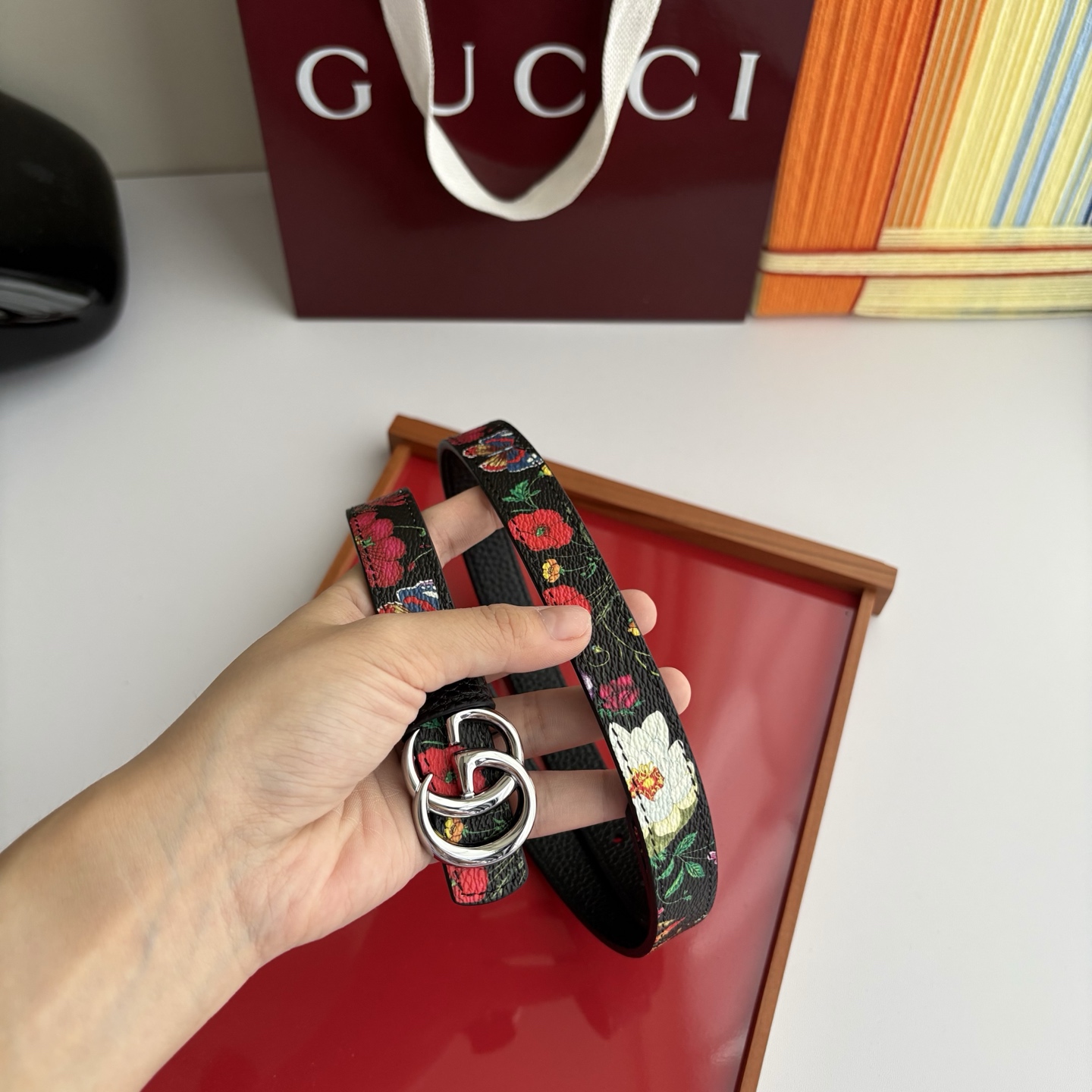 Gucci 经典原单品质，花卉系列印花面搭配荔枝纹底，纯铜精品挂扣，两面可用，细节看图，实物拍摄，高端奢