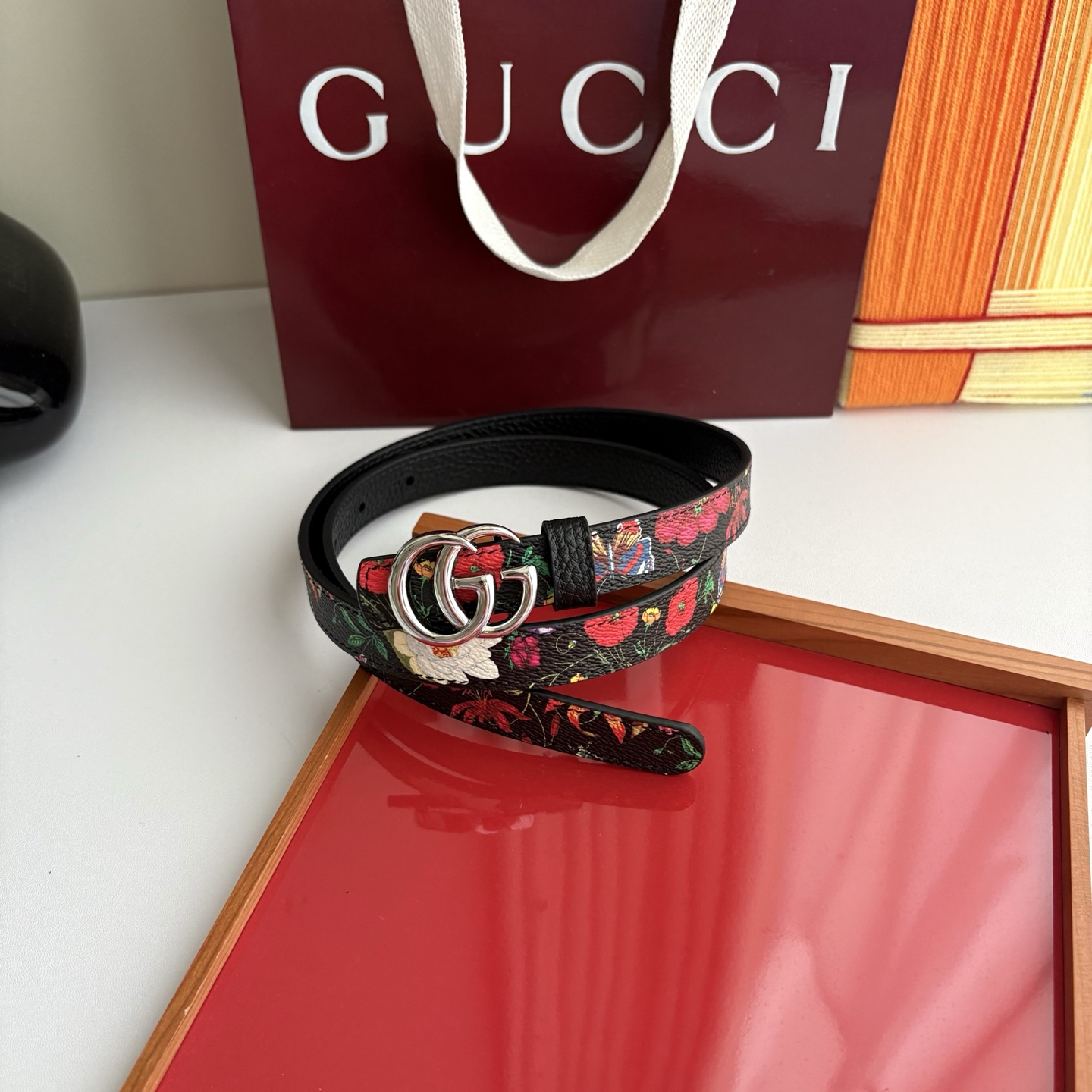 Gucci 经典原单品质，花卉系列印花面搭配荔枝纹底，纯铜精品挂扣，两面可用，细节看图，实物拍摄，高端奢