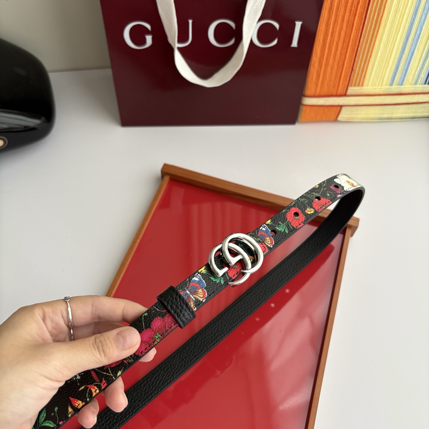 Gucci 经典原单品质，花卉系列印花面搭配荔枝纹底，纯铜精品挂扣，两面可用，细节看图，实物拍摄，高端奢