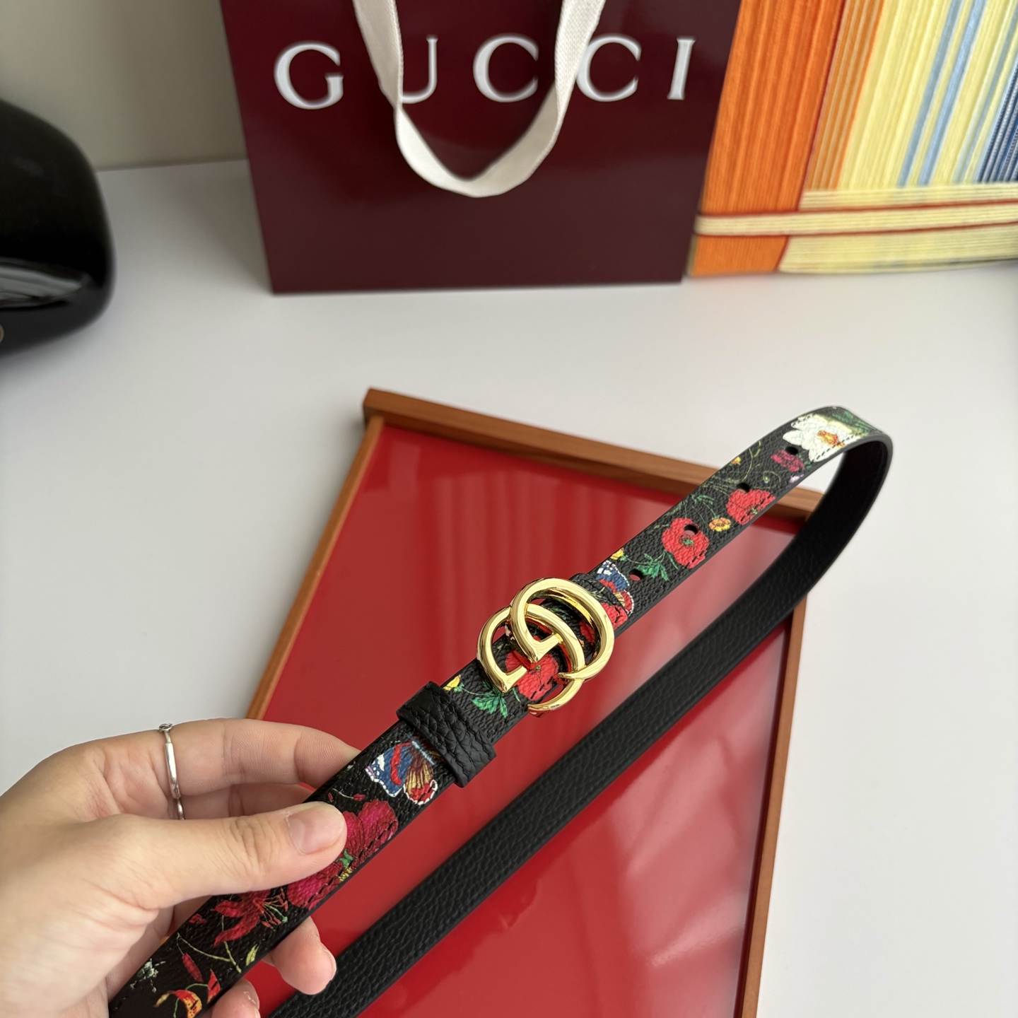 Gucci 经典原单品质，花卉系列印花面搭配荔枝纹底，纯铜精品挂扣，两面可用，细节看图，实物拍摄，高端奢