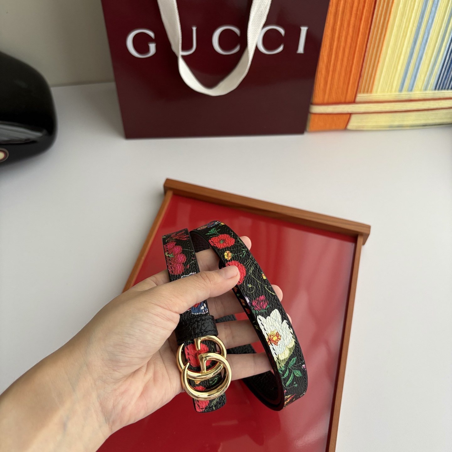 Gucci 经典原单品质，花卉系列印花面搭配荔枝纹底，纯铜精品挂扣，两面可用，细节看图，实物拍摄，高端奢