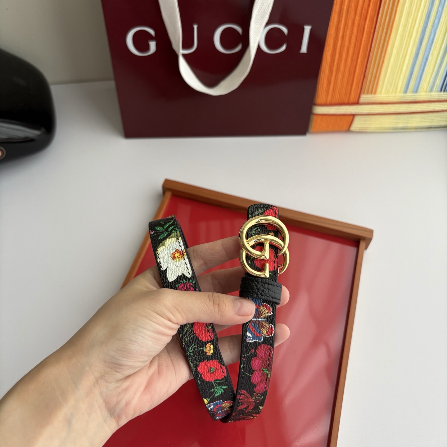Gucci 经典原单品质，花卉系列印花面搭配荔枝纹底，纯铜精品挂扣，两面可用，细节看图，实物拍摄，高端奢