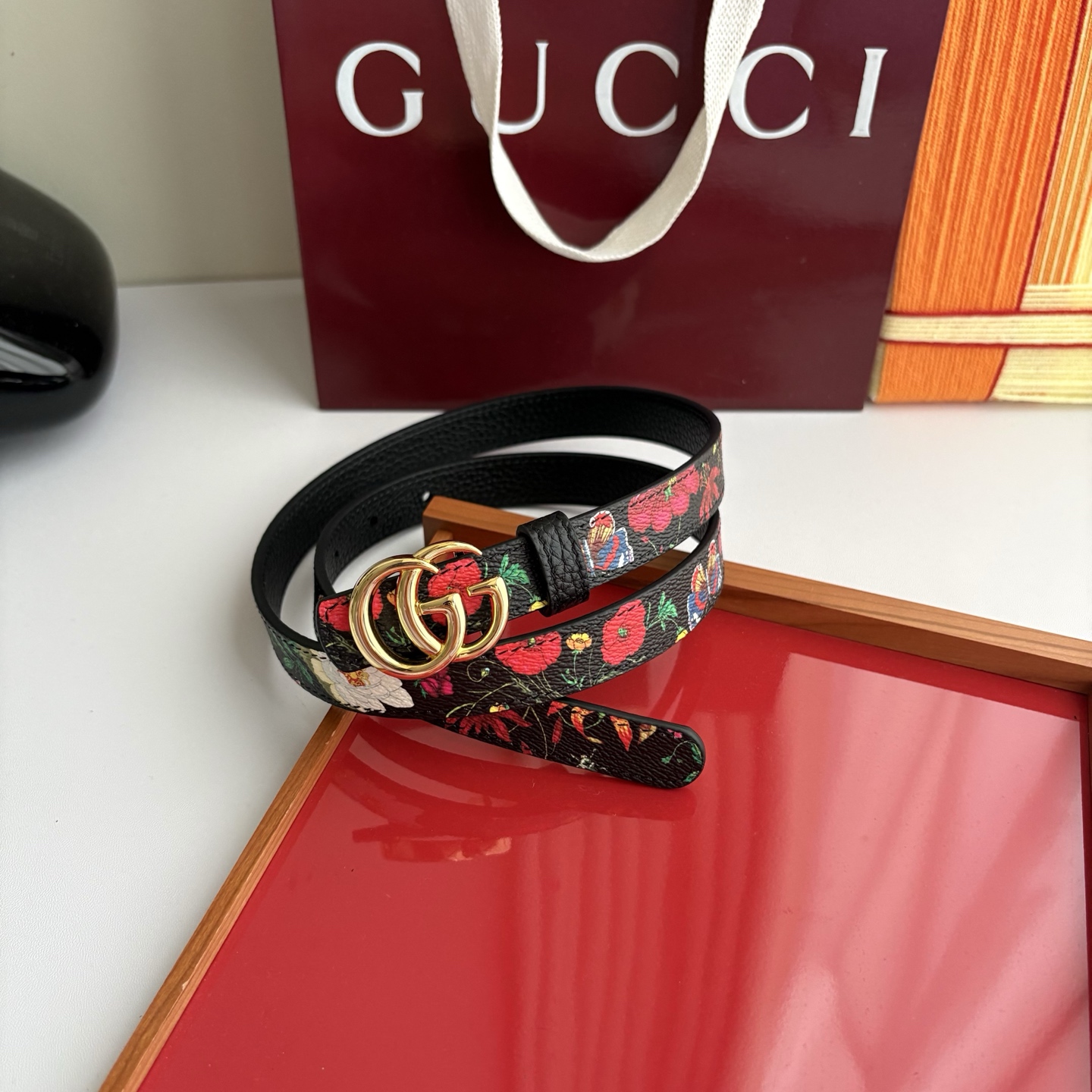 Gucci 经典原单品质，花卉系列印花面搭配荔枝纹底，纯铜精品挂扣，两面可用，细节看图，实物拍摄，高端奢