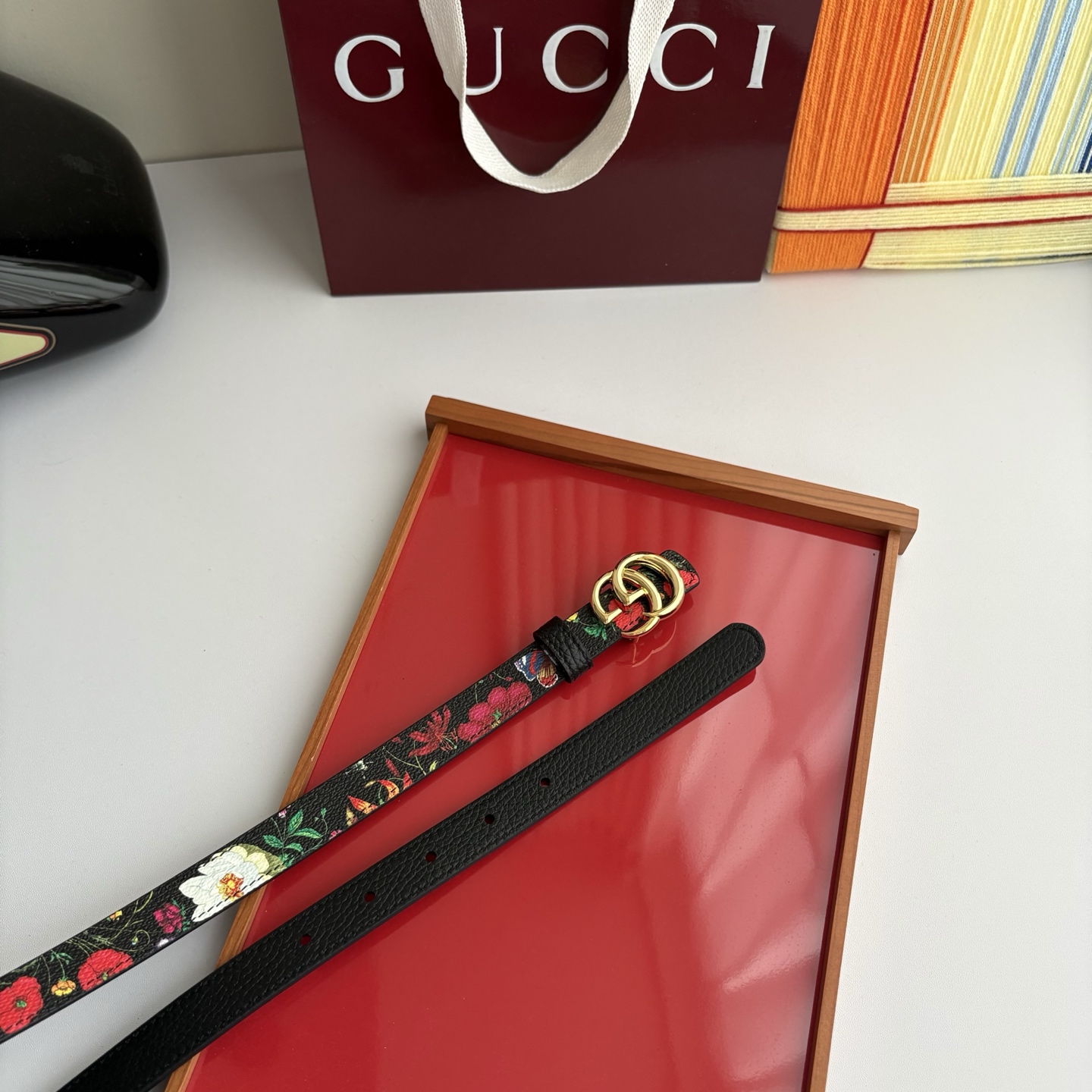 Gucci 经典原单品质，花卉系列印花面搭配荔枝纹底，纯铜精品挂扣，两面可用，细节看图，实物拍摄，高端奢