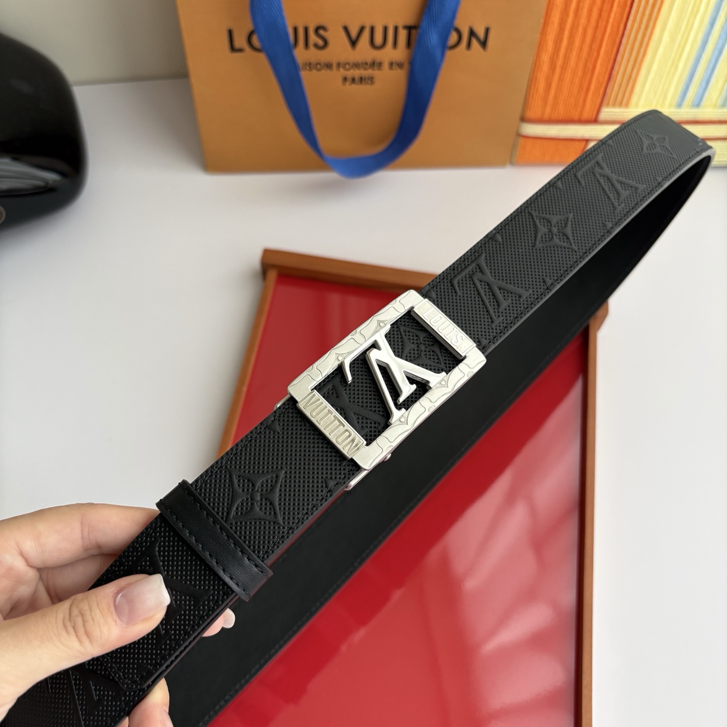 Lv新款压花小牛皮，手感细腻柔软。搭配纯钢自动精品钢扣，男士必备！宽度：3.5cm