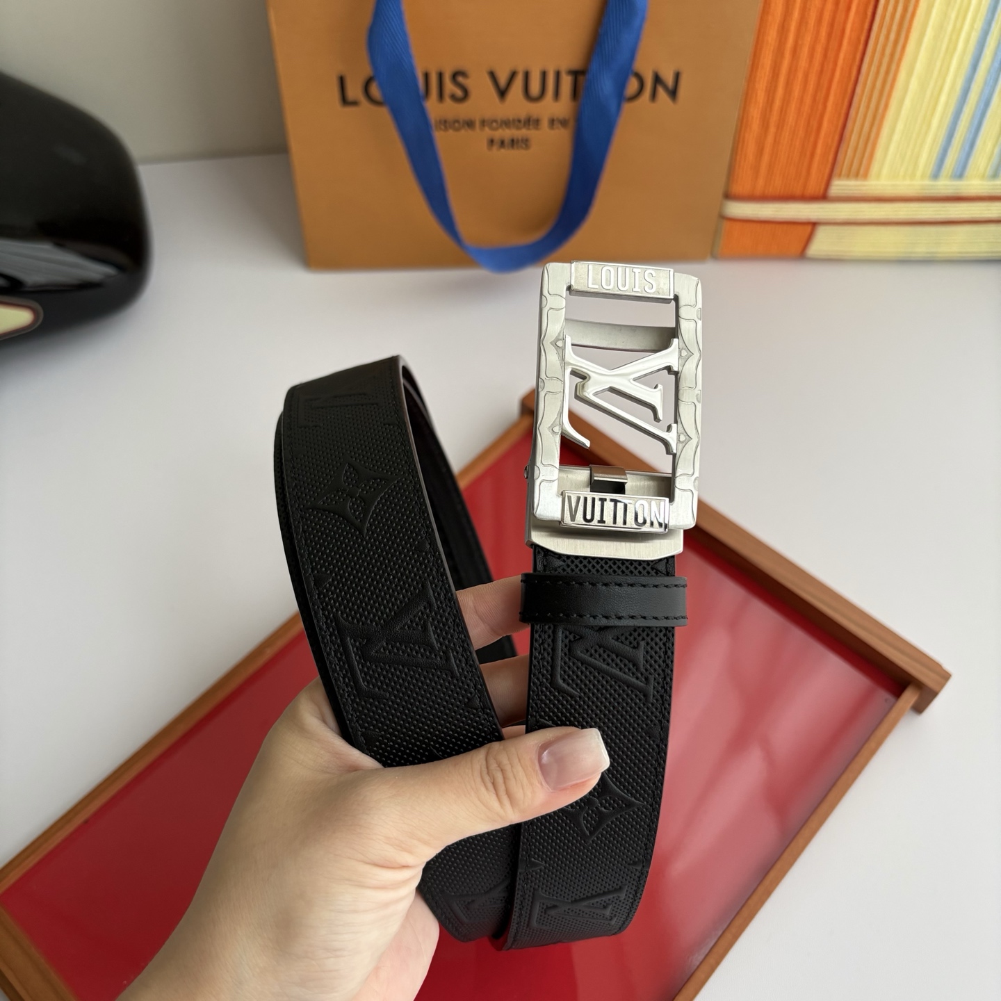 Lv新款压花小牛皮，手感细腻柔软。搭配纯钢自动精品钢扣，男士必备！宽度：3.5cm