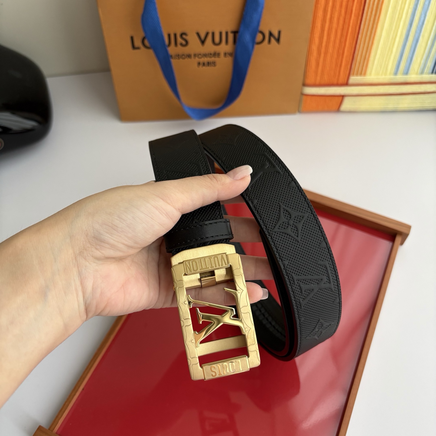 Lv新款压花小牛皮，手感细腻柔软。搭配纯钢自动精品钢扣，男士必备！宽度：3.5cm
