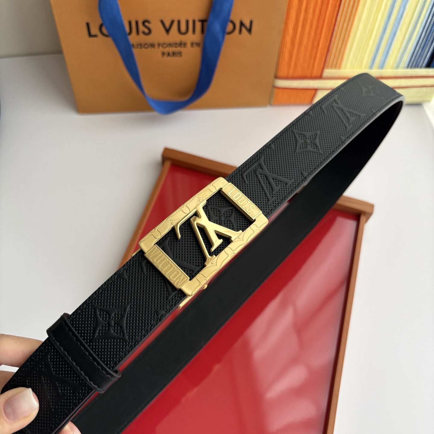 Lv新款压花小牛皮，手感细腻柔软。搭配纯钢自动精品钢扣，男士必备！宽度：3.5cm