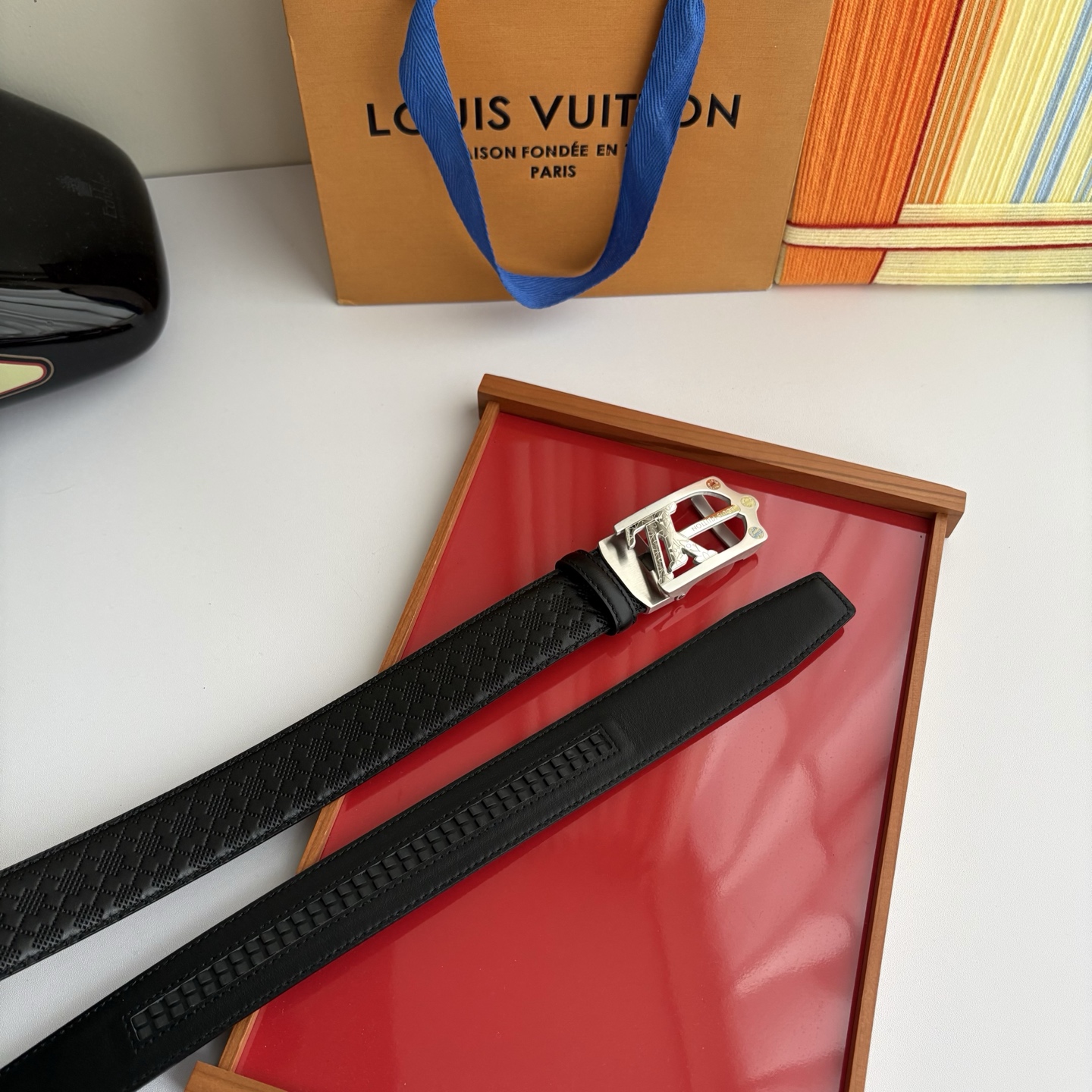 Lv新款压花小牛皮，手感细腻柔软。搭配纯钢自动精品钢扣，男士必备！宽度：3.5cm