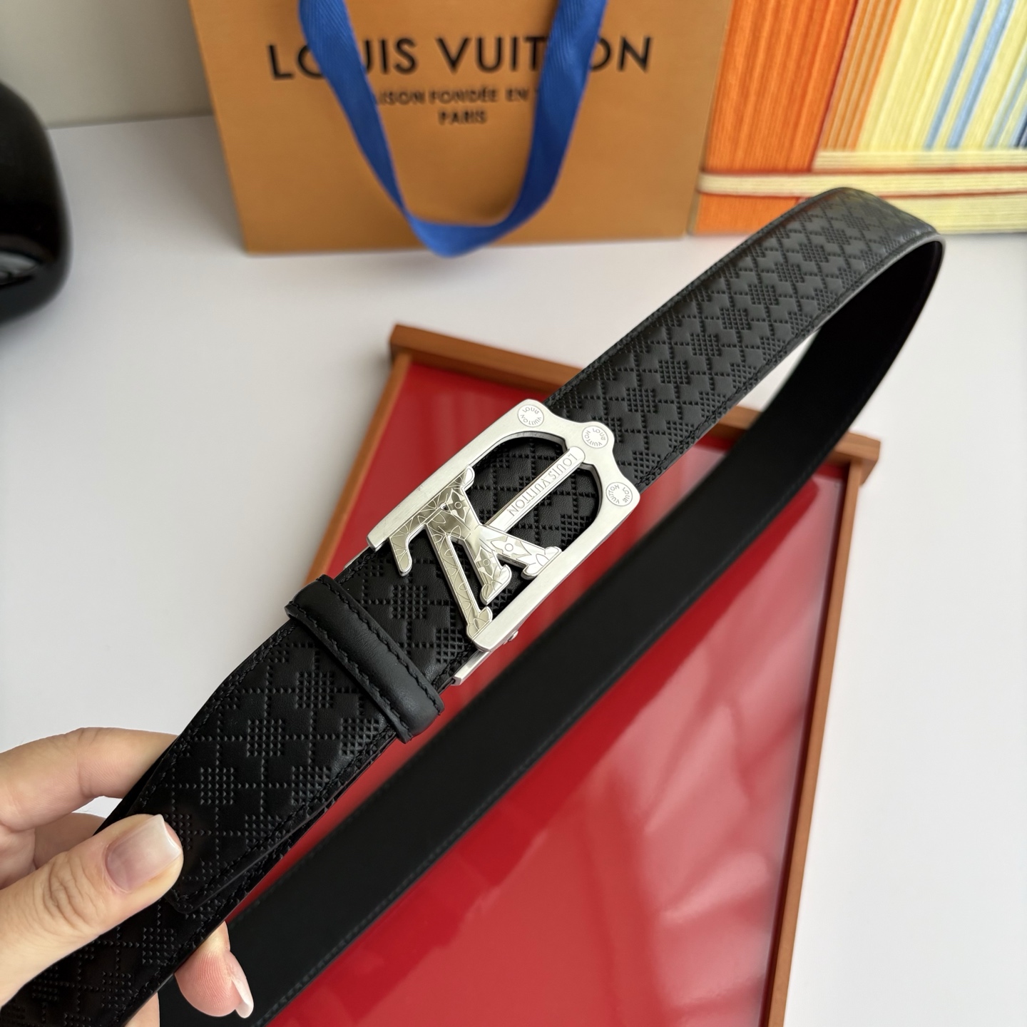 Lv新款压花小牛皮，手感细腻柔软。搭配纯钢自动精品钢扣，男士必备！宽度：3.5cm