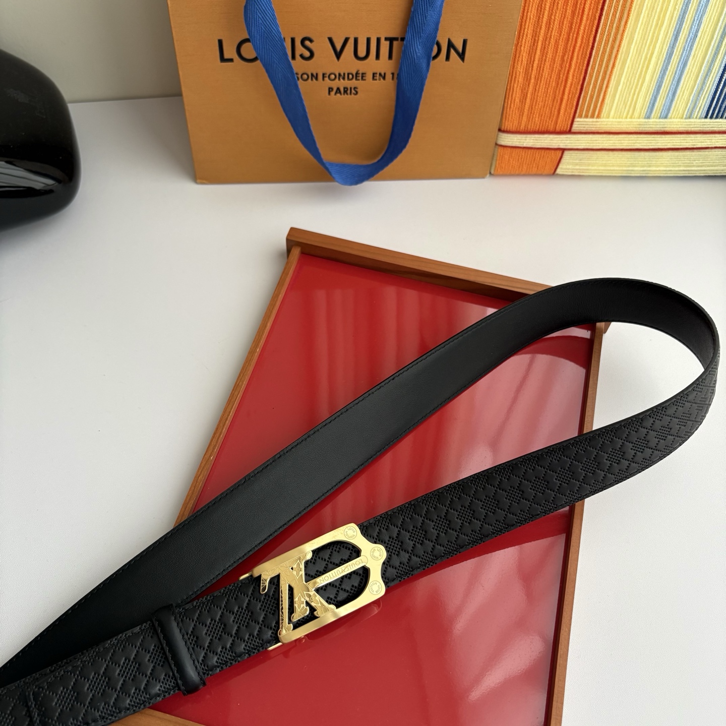 Lv新款压花小牛皮，手感细腻柔软。搭配纯钢自动精品钢扣，男士必备！宽度：3.5cm