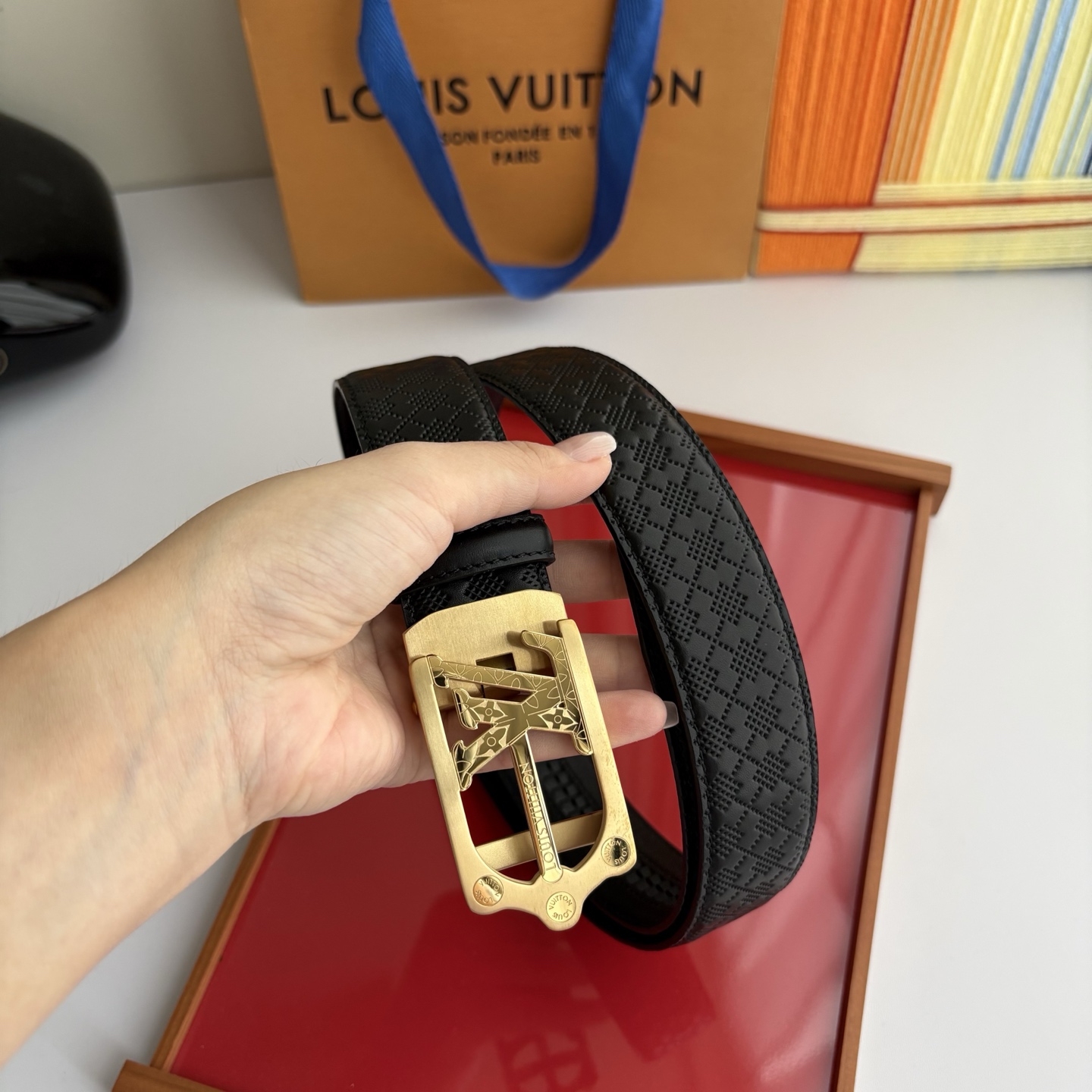 Lv新款压花小牛皮，手感细腻柔软。搭配纯钢自动精品钢扣，男士必备！宽度：3.5cm