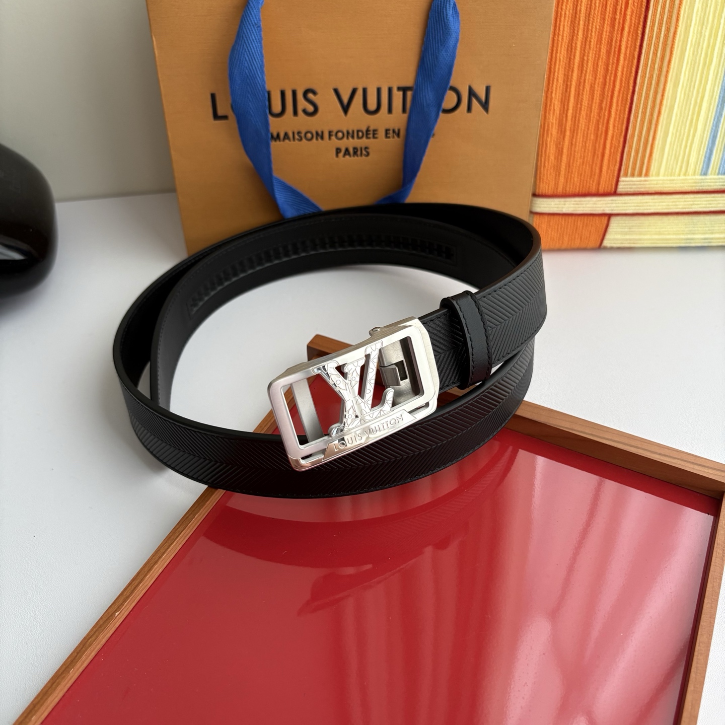 Lv新款压花小牛皮，手感细腻柔软。搭配纯钢自动精品钢扣，男士必备！宽度：3.5cm