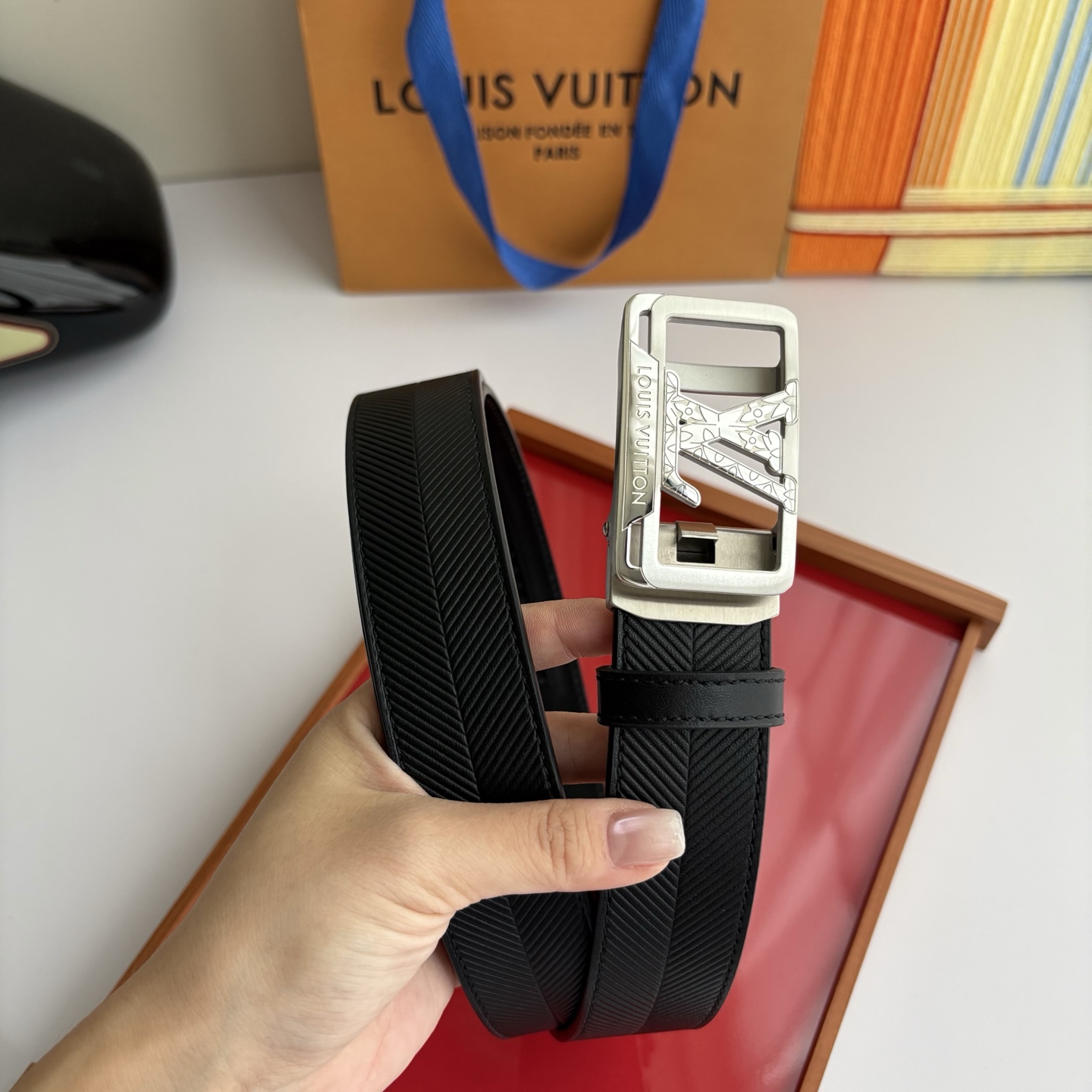 Lv新款压花小牛皮，手感细腻柔软。搭配纯钢自动精品钢扣，男士必备！宽度：3.5cm