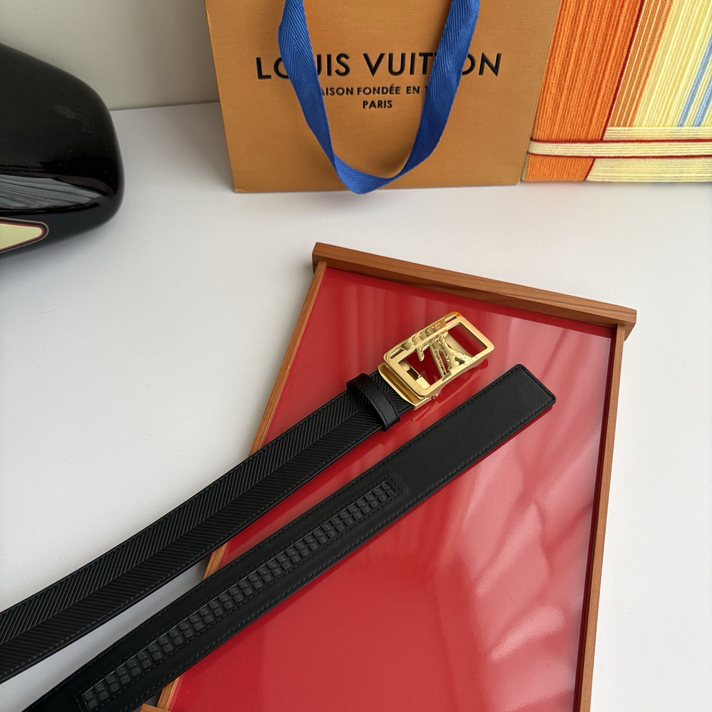 Lv新款压花小牛皮，手感细腻柔软。搭配纯钢自动精品钢扣，男士必备！宽度：3.5cm