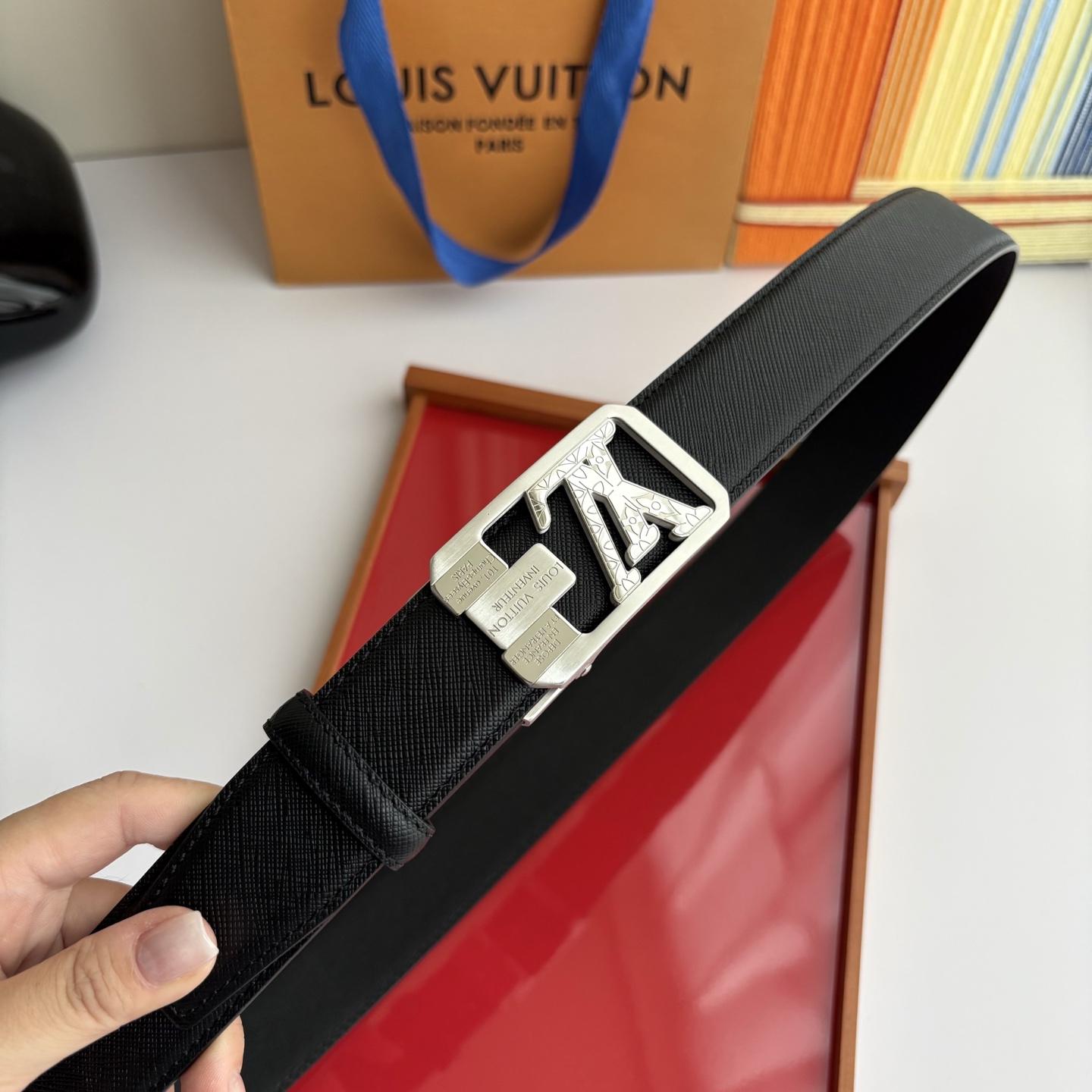 Lv新款压花小牛皮，手感细腻柔软。搭配纯钢自动精品钢扣，男士必备！宽度：3.5cm