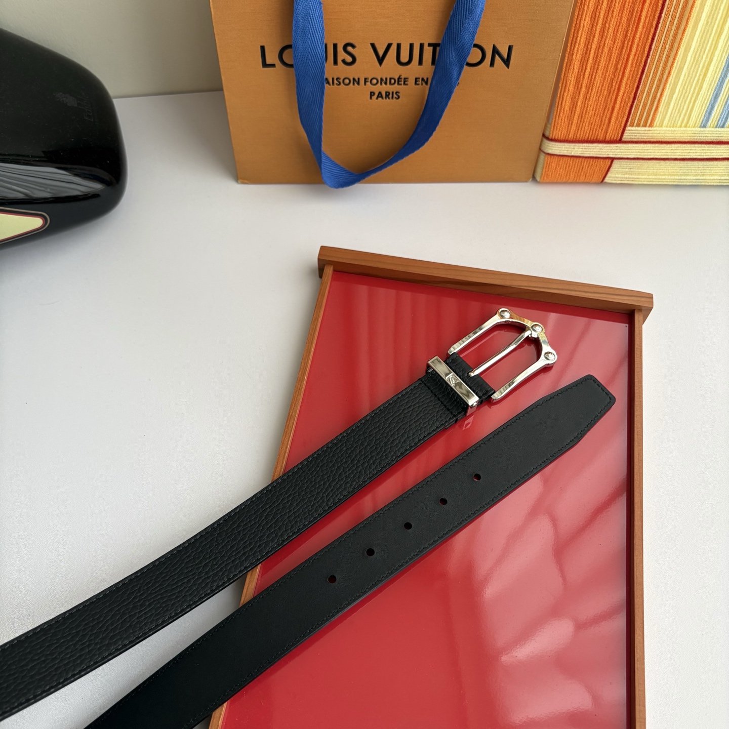 Lv当季新款，荔枝纹小牛皮配黑色平纹底，搭配精品针扣，宽3.5cm，休闲大方，百搭时尚。