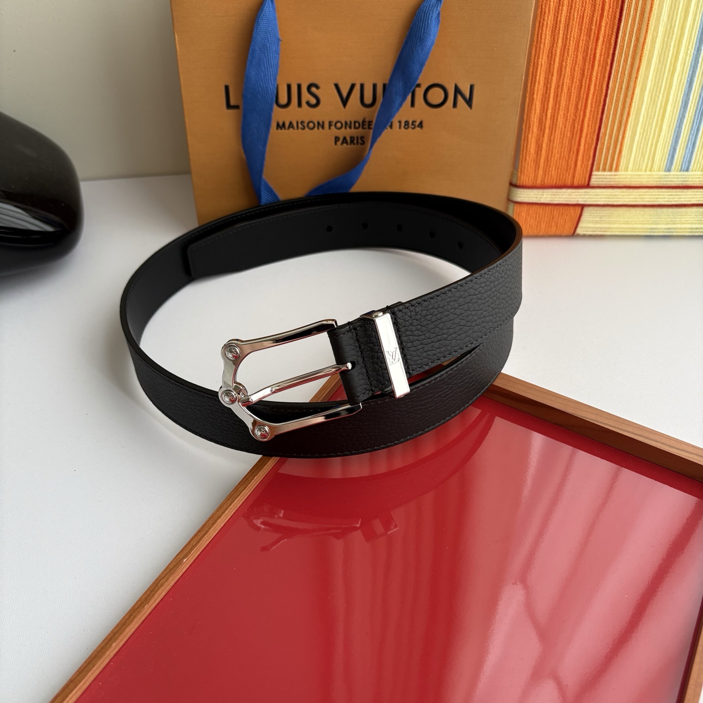 NO:861105,Original order Lv new season, pebbled calfskin with black plain bottom, with fine pin buckle, 3.5cm wide, casual and elegant, versatile and fashionable., belt, louis vuitton, cowhide19860909原单  Lv当季新款,荔枝纹小牛皮配黑色平纹底,搭配精品针扣,宽3.5cm,休闲大方,百搭时尚.,皮带,louis vuitton,cowhide,Belt