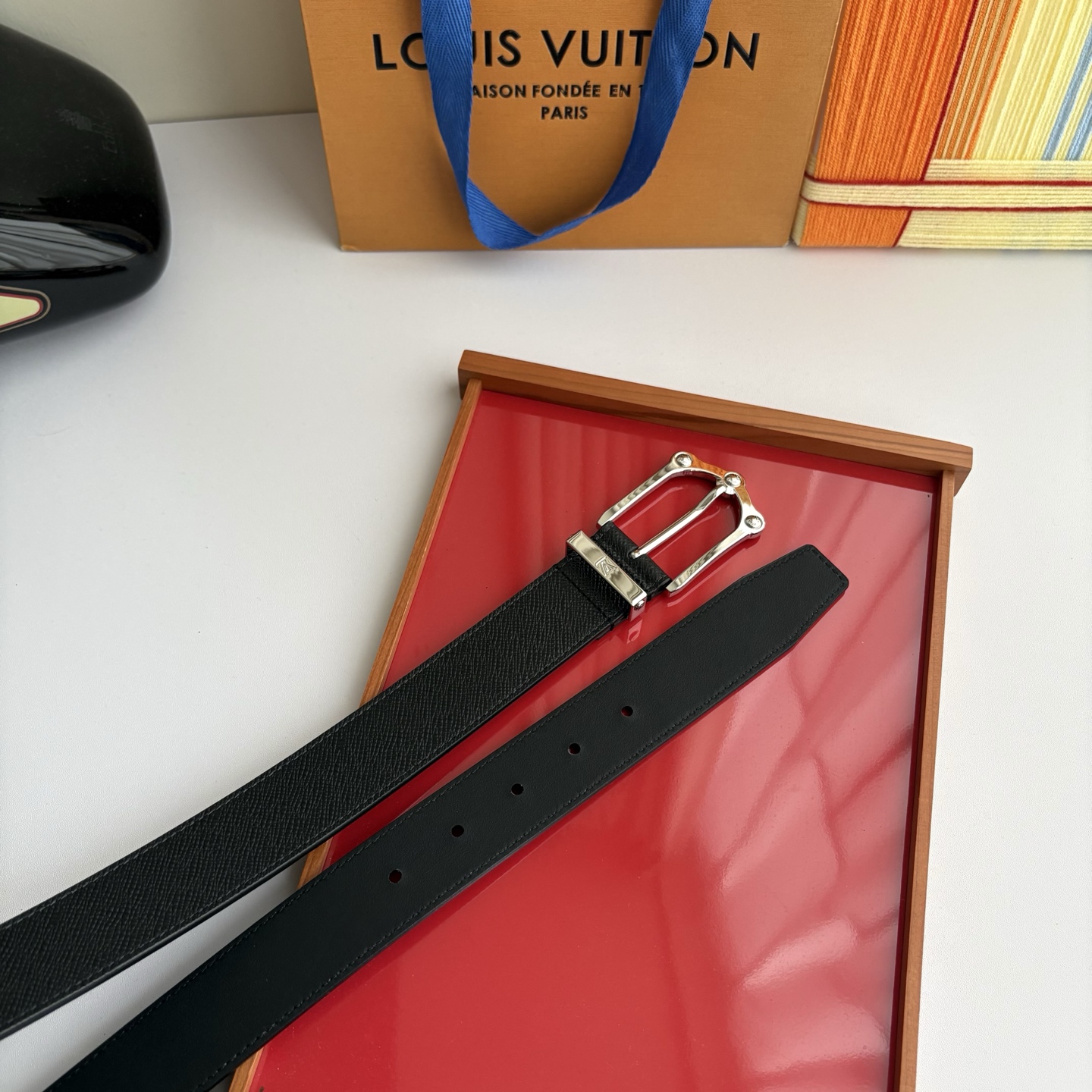 Lv当季新款，黑色手掌纹小牛皮配黑色平纹底，搭配精品针扣，宽3.5cm，休闲大方，百搭时尚。