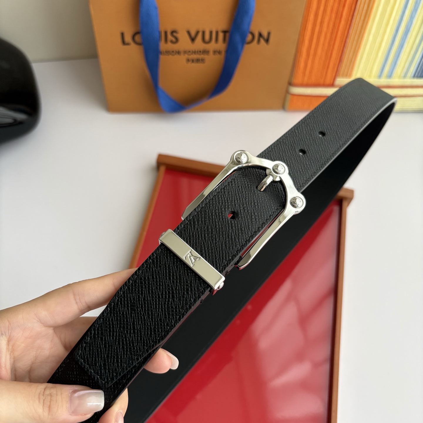 Lv当季新款，黑色手掌纹小牛皮配黑色平纹底，搭配精品针扣，宽3.5cm，休闲大方，百搭时尚。