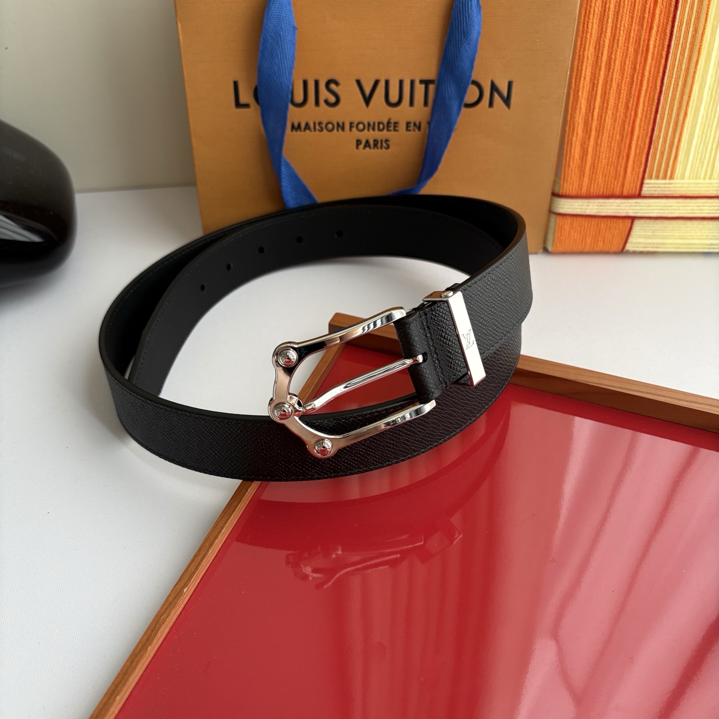 NO:861036,Original order Lv new season, black palm pattern calfskin with black plain bottom, with fine pin buckle, 3.5cm wide, casual and elegant, versatile and fashionable., belt, louis vuitton, cowhide19860909原单  Lv当季新款,黑色手掌纹小牛皮配黑色平纹底,搭配精品针扣,宽3.5cm,休闲大方,百搭时尚.,皮带,louis vuitton,cowhide,Belt